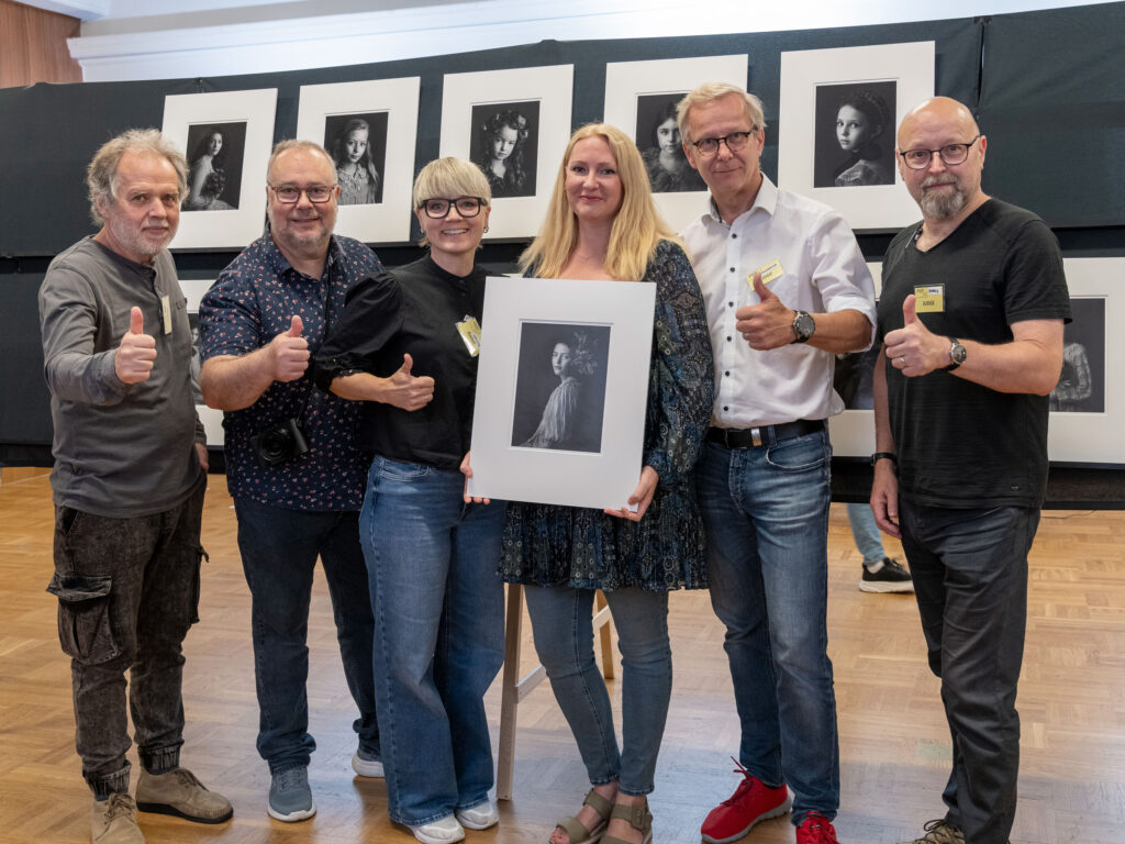 Anna Arvidsson står med domarna som gett henne en QEP i fotografi.