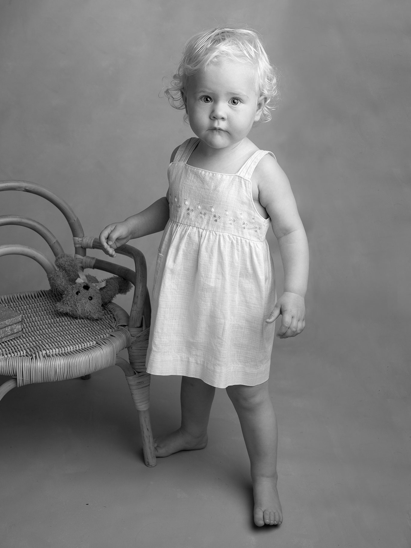 Liten babyflicka tittar rakt in i kameran under en fotografering i Malmö.