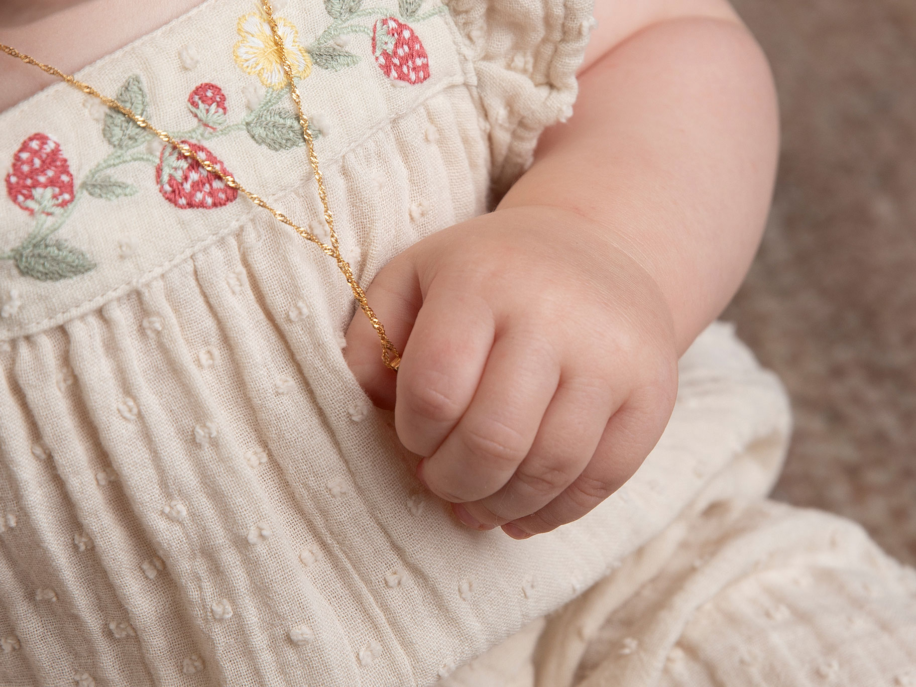 En liten babyhand som en fotograf tagit i fint ljus.