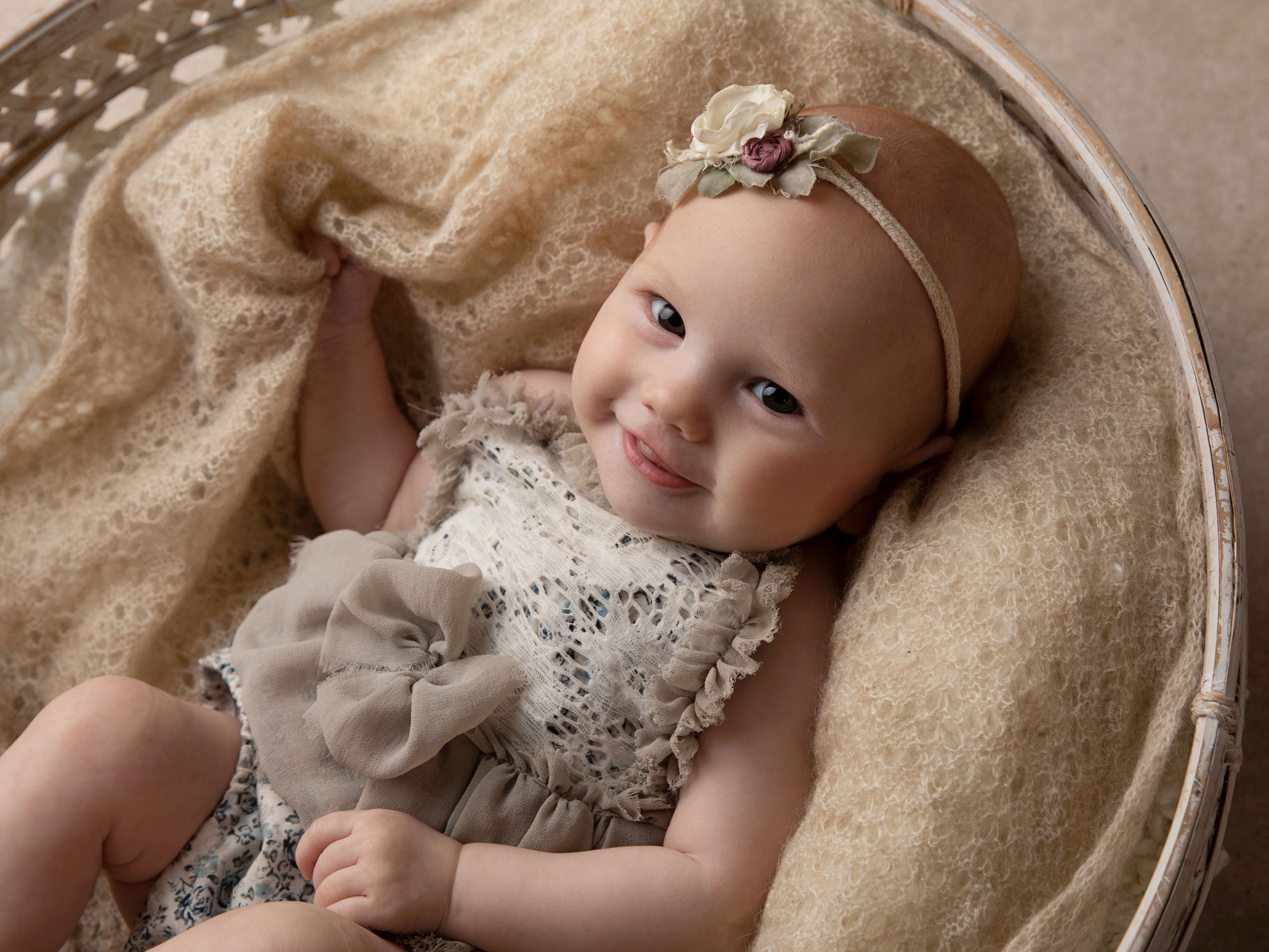 Glad baby med blomma i håret.