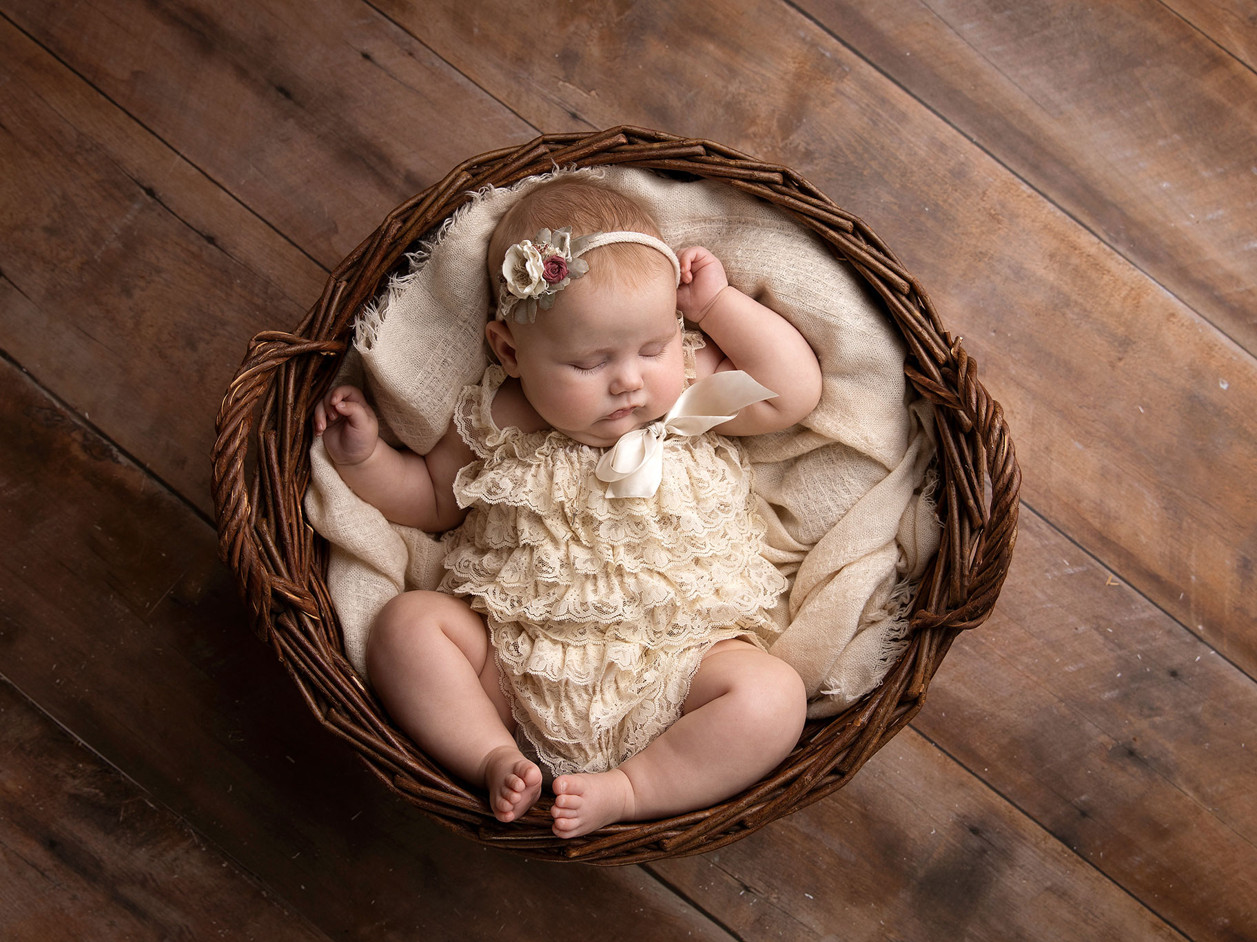 Liten baby har somnat under sin fotografering i Malmö.