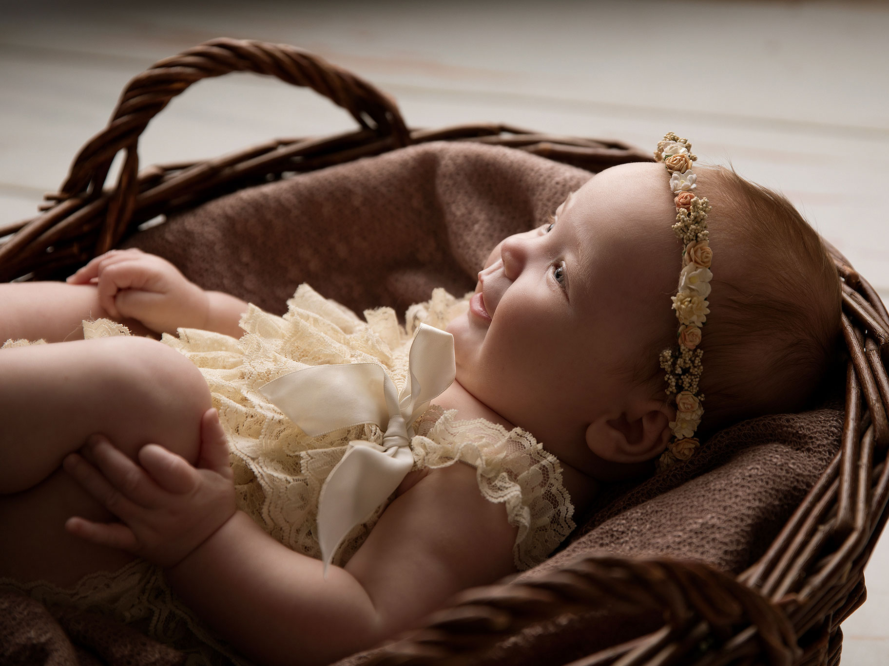 En speciell bild på baby i vackert motljus under en fotografering i Malmö.