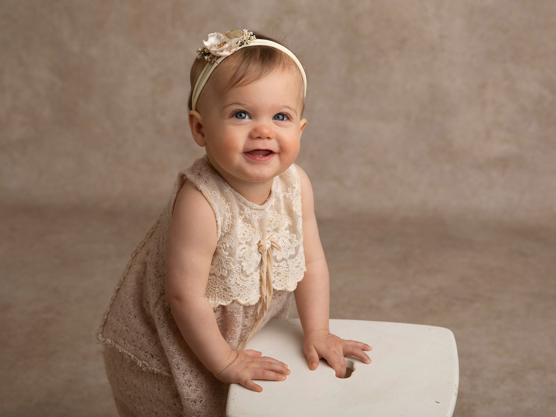 Babyflicka ler stort när hon blir fotograferad av Anna Arvidsson i Malmö.