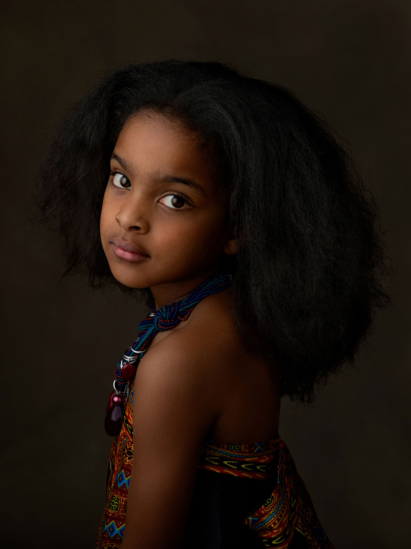 Naturligt barnporträtt med tidlös känsla och mjuk ljussättning.