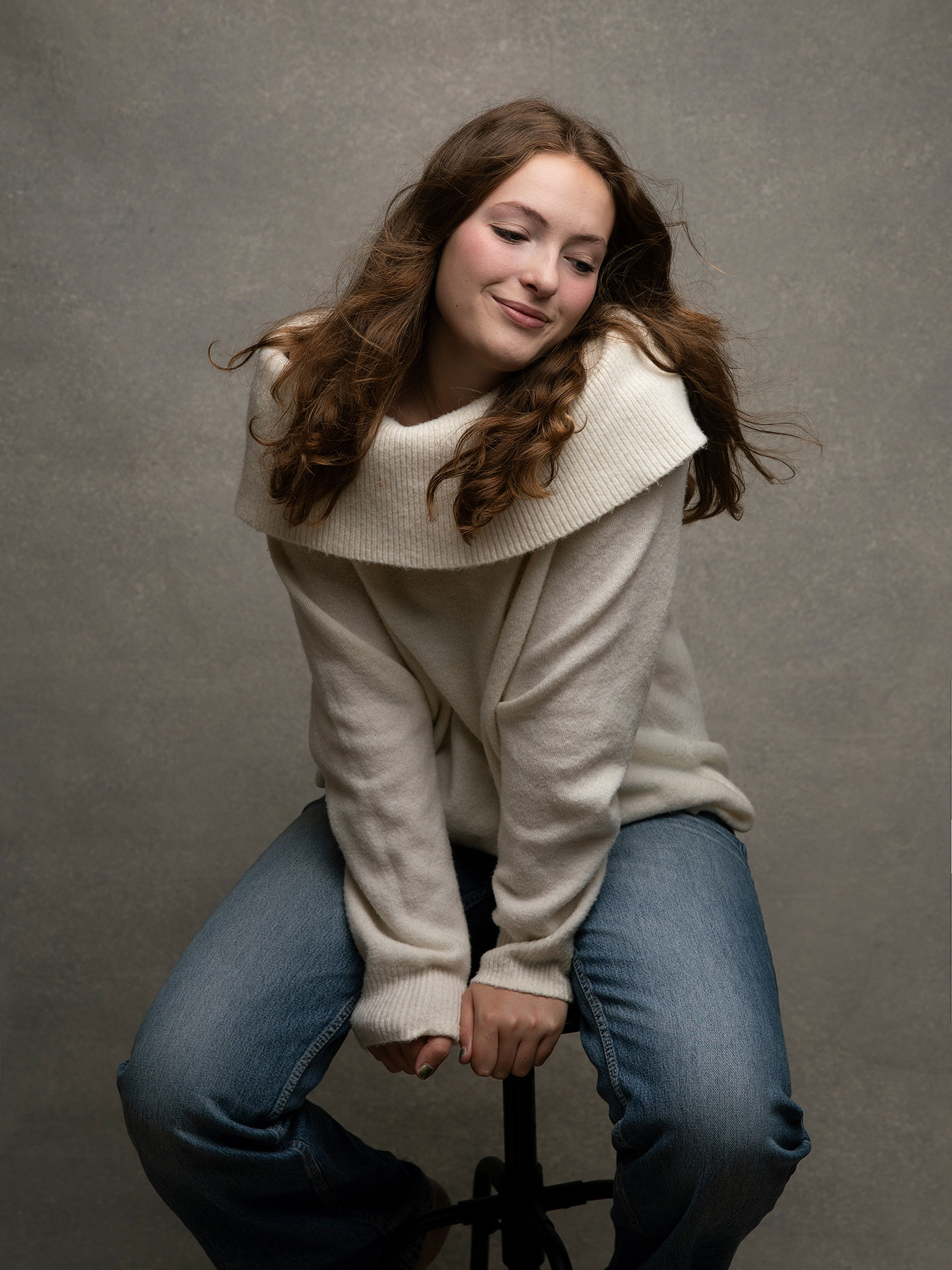 Porträtt som fångar ung tjejs personlighet i konstnärlig studiomiljö.