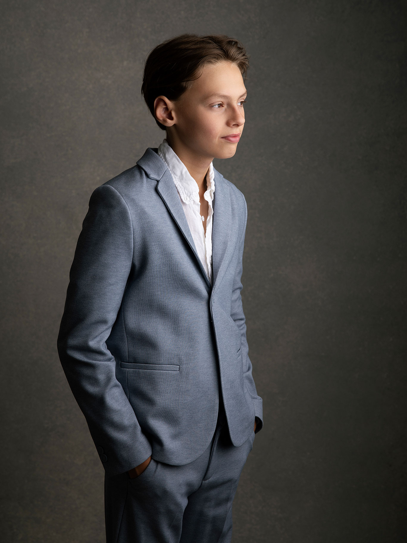 Barn i eftertänksam pose, fotograferat i konstnärlig stil i Malmö.