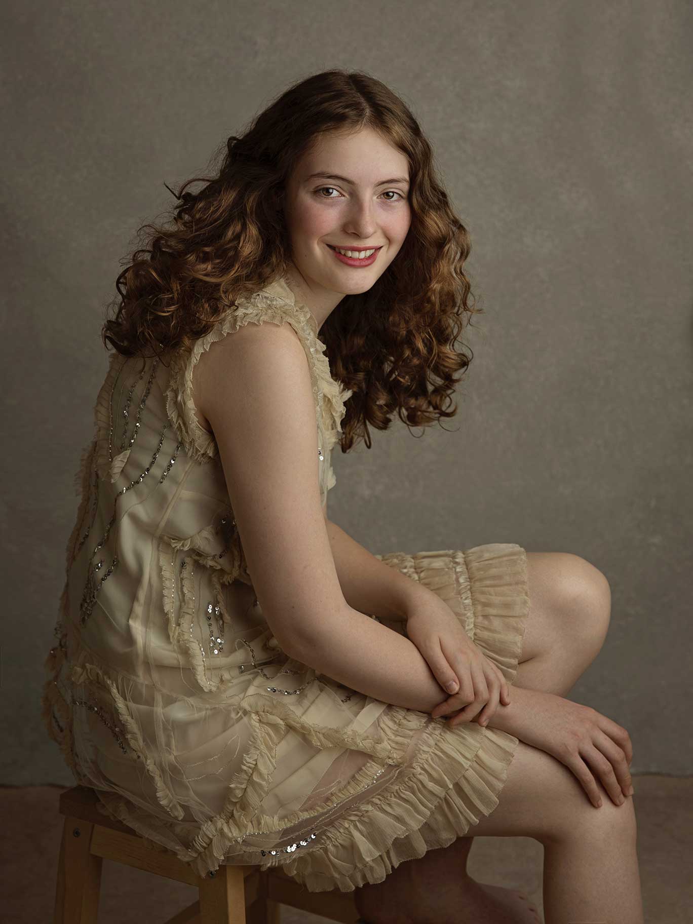 Porträtt i mild ton med konstnärligt uttryck, taget i Fotostudio Anna Arvidsson.