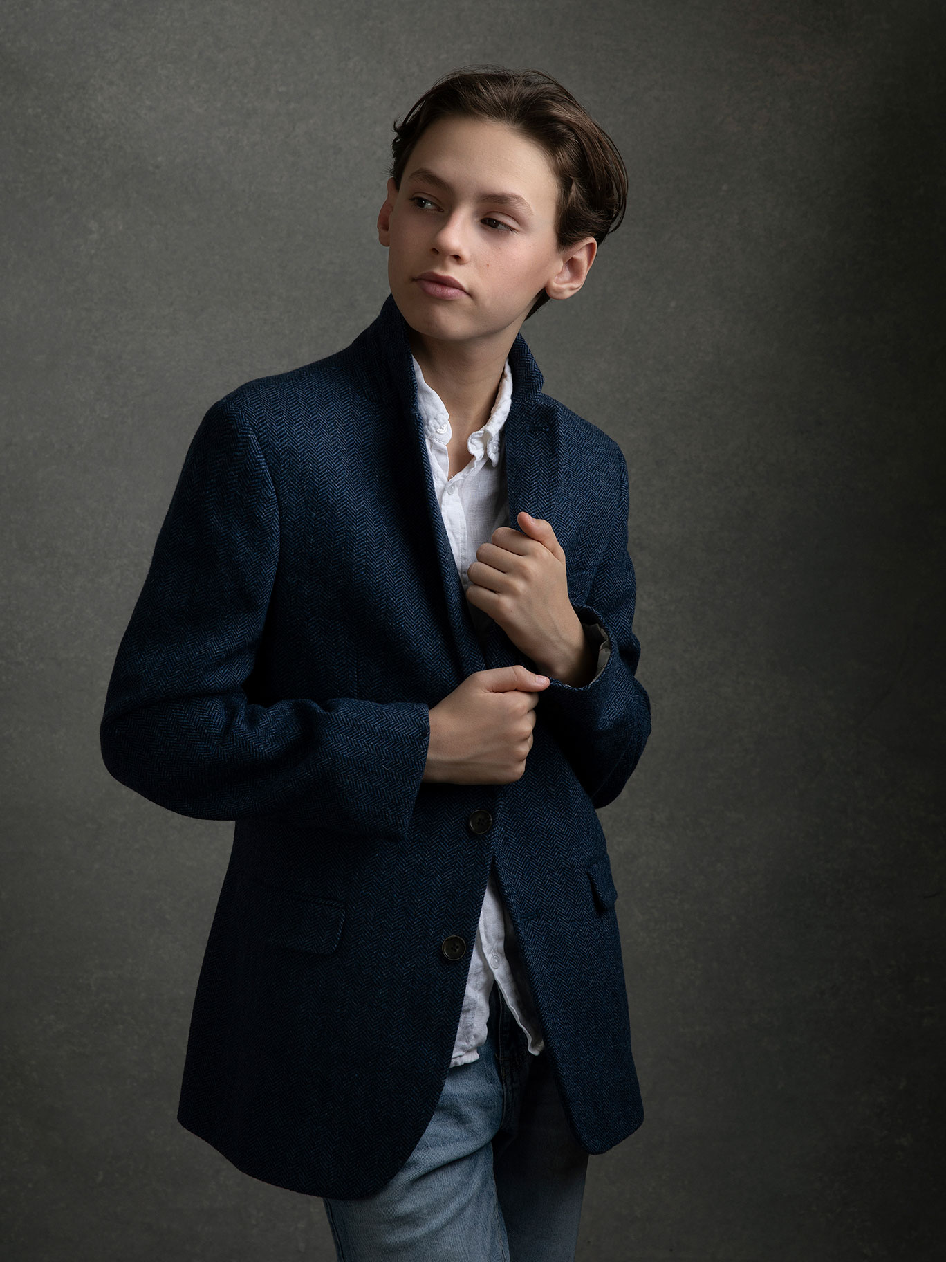 Konstnärligt barnporträtt med fokus på ljus och uttryck, i studio i Malmö.