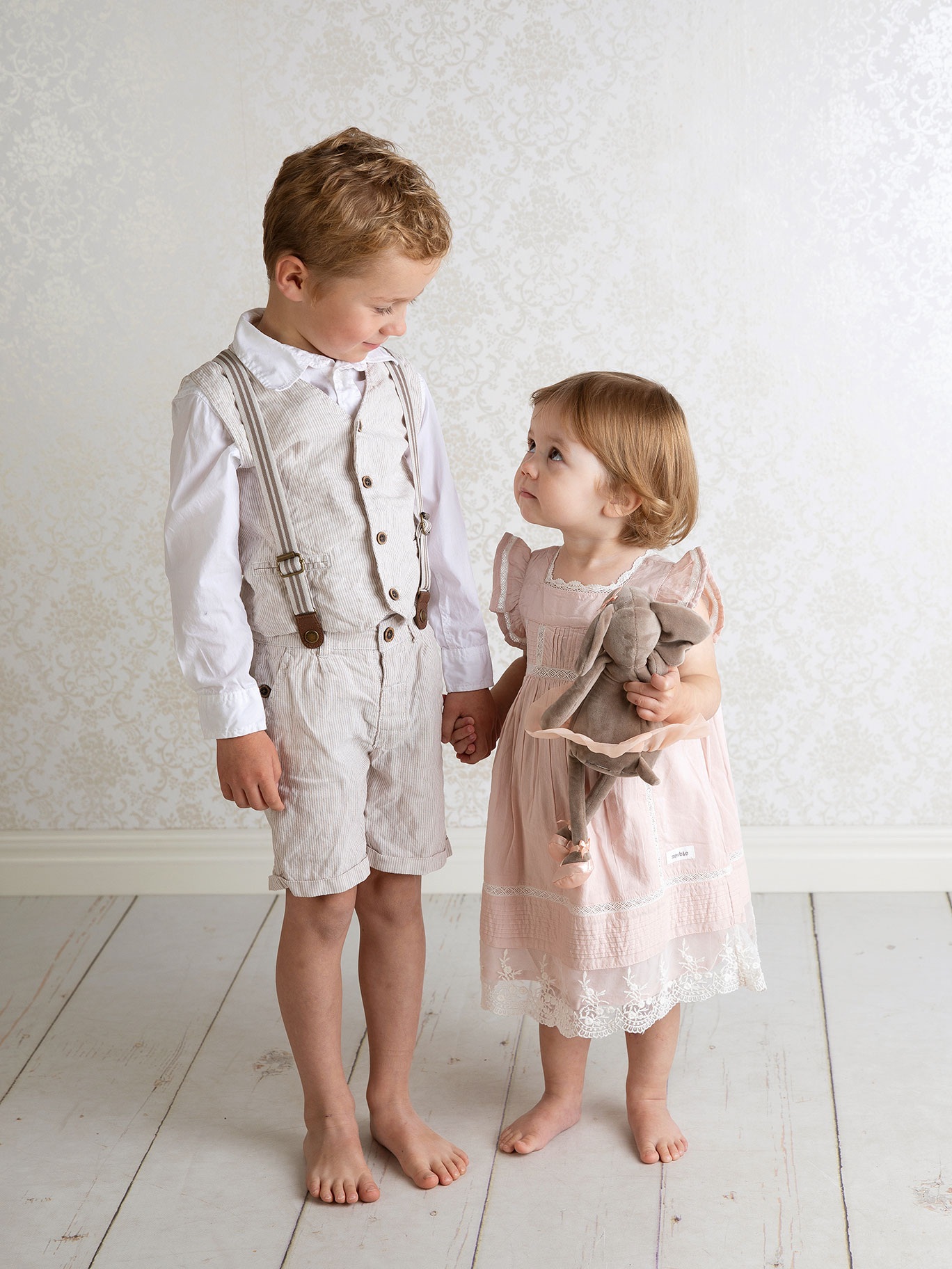 Två syskon tittar fint mot varandra, fotograferat av Anna Arvidsson i Skåne.