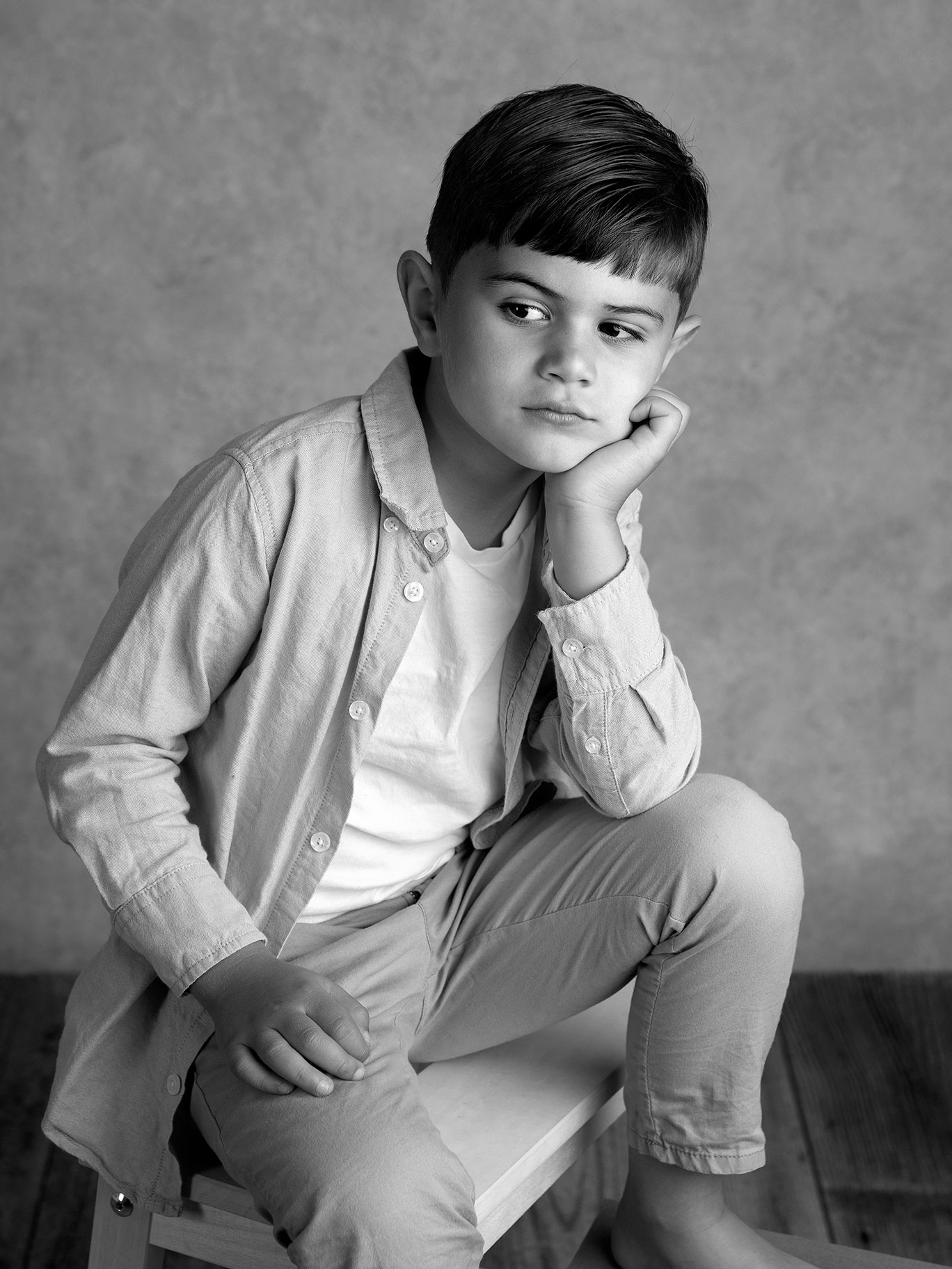 Pojke sitter och blir fotograferad i en fotostudio i Malmö.