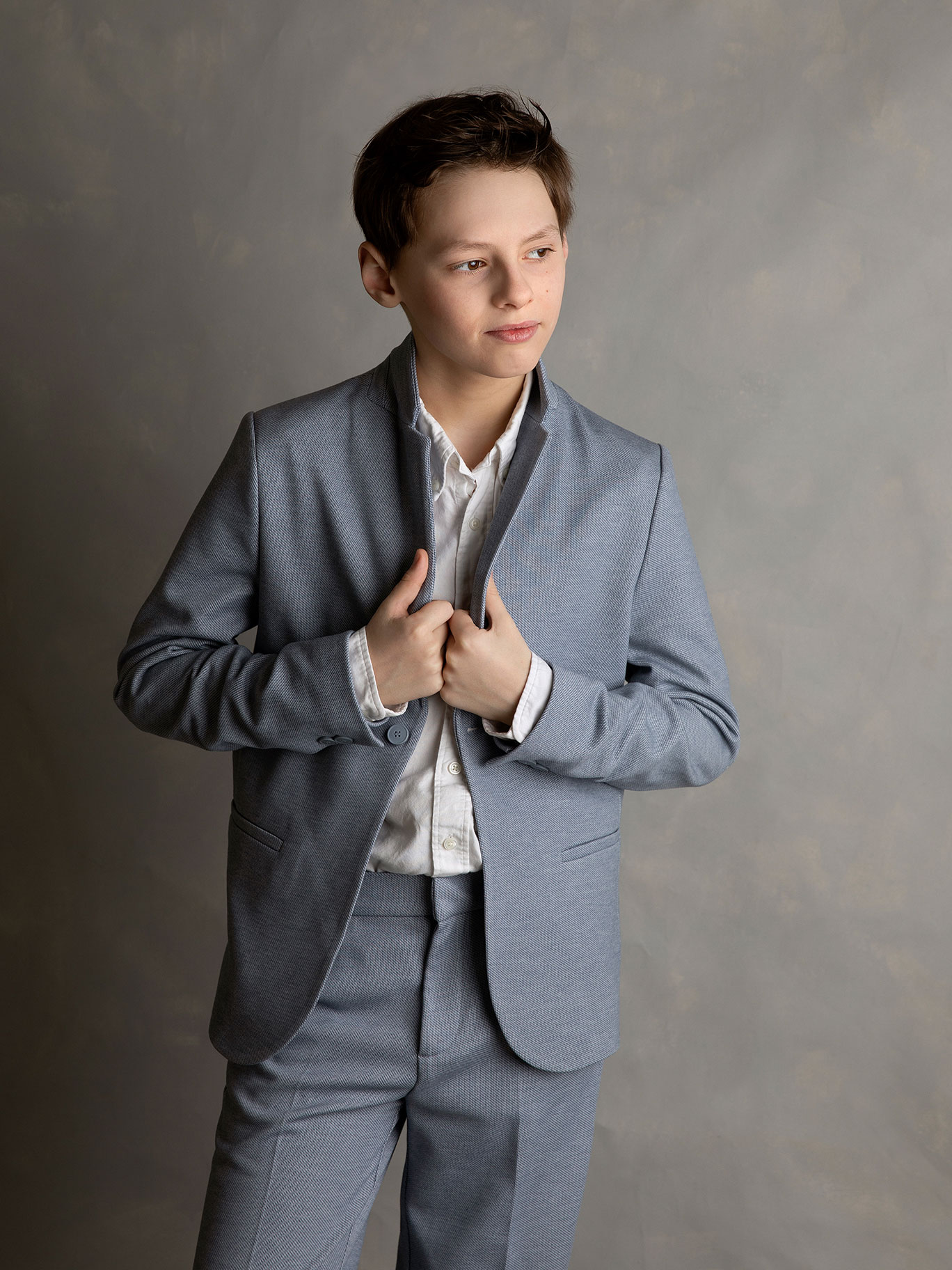 Pojke i kostym blir fotograferad av Anna Arvidsson i studion i Malmö.