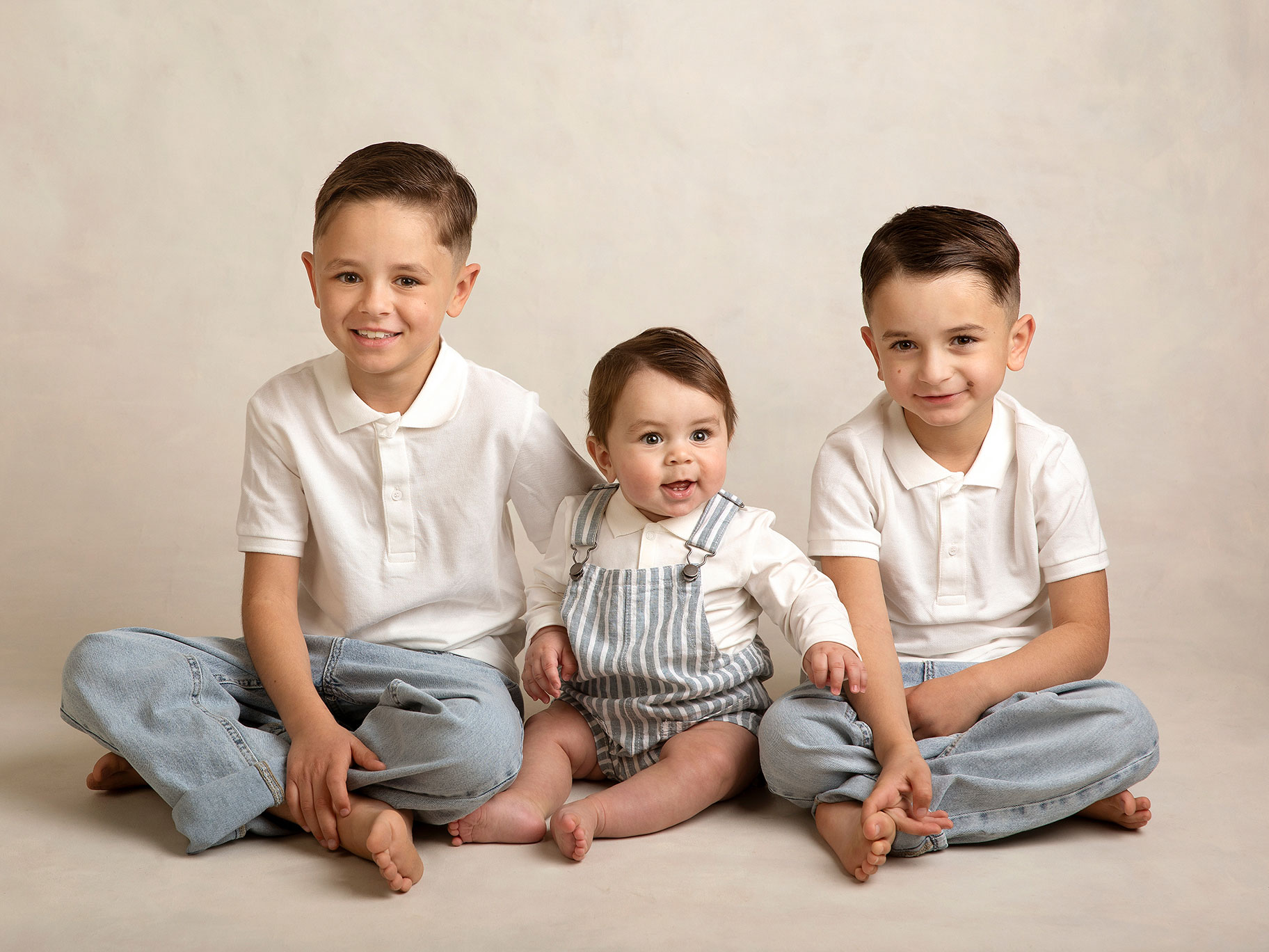 Tre syskon sitter fint tillsammans i studion i Malmö.