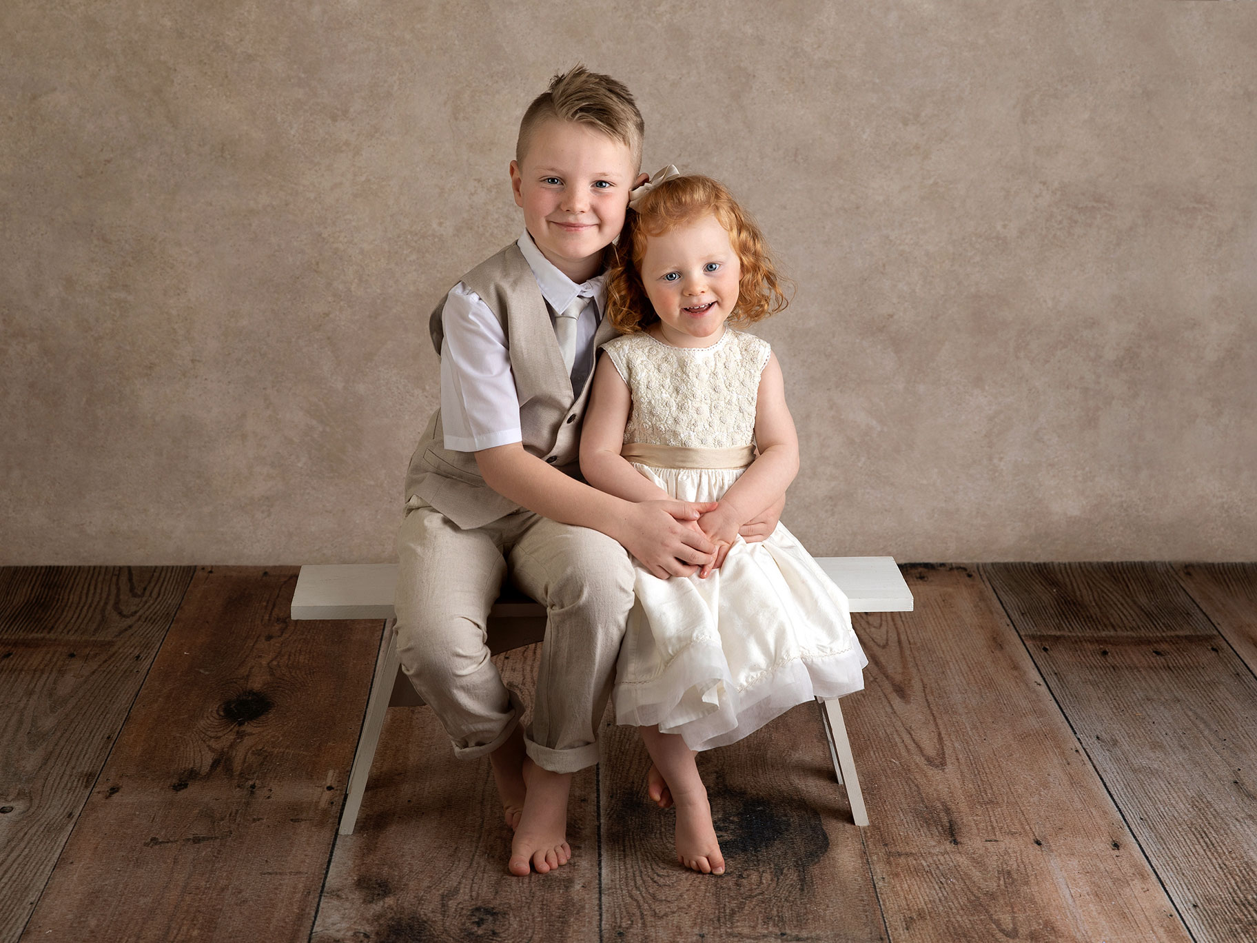 Två syskon blir fotograferade hos Anna Arvidsson som är familjefotograf i Malmö, Skåne.