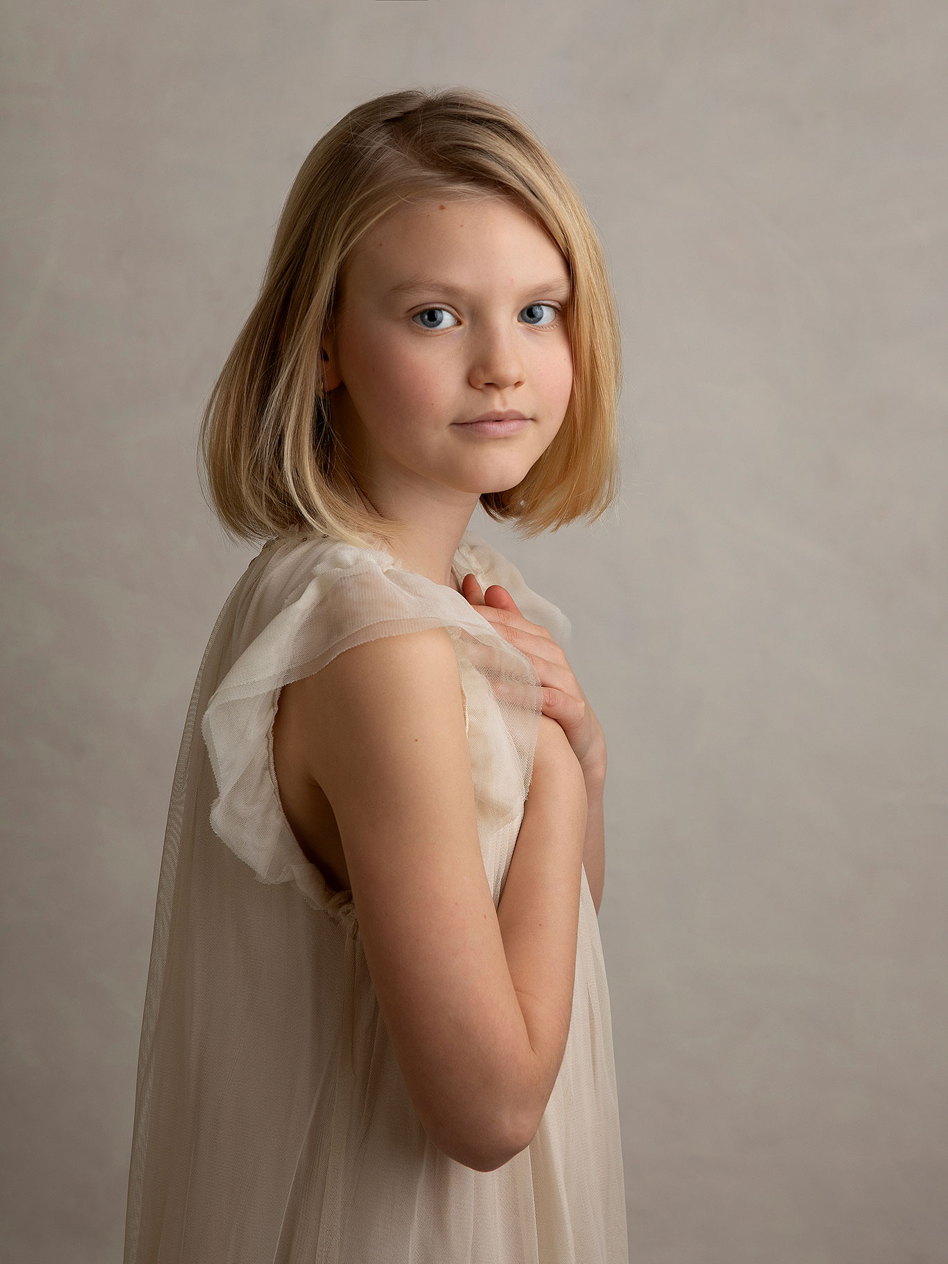 Vackert foto av flicka som tittar mot kameran, fotograferad av en familjefotograf i Malmö, Skåne.