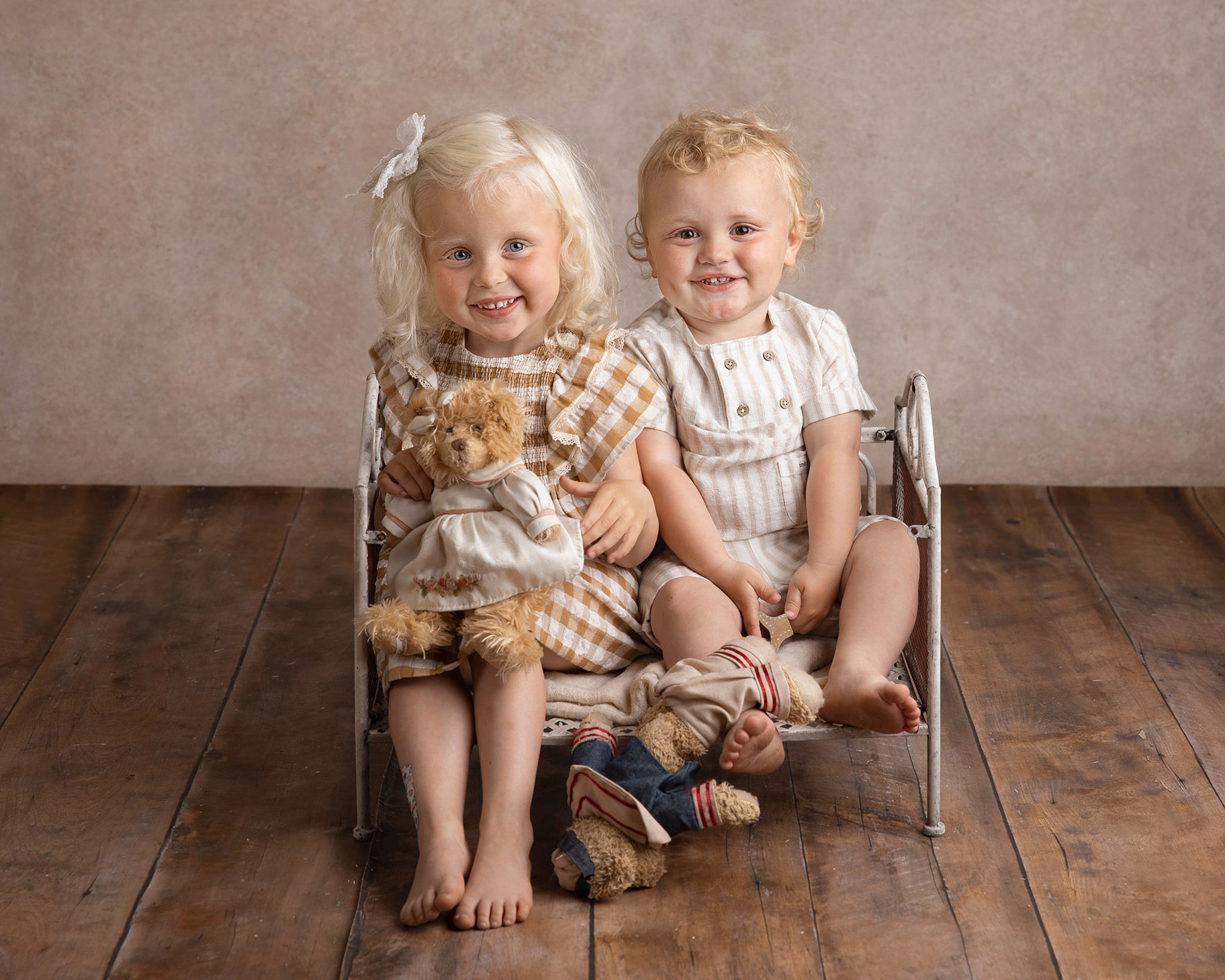 Två små syskon blir fotograferade hos Anna Arvidsson som är familjefotograf i Malmö, Skåne.