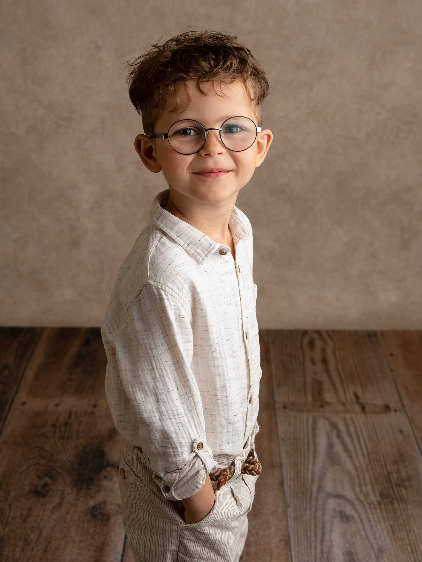 Pojke ler när han blir fotograferad i studion av fotograf Anna Arvidsson i Malmö, Skåne.