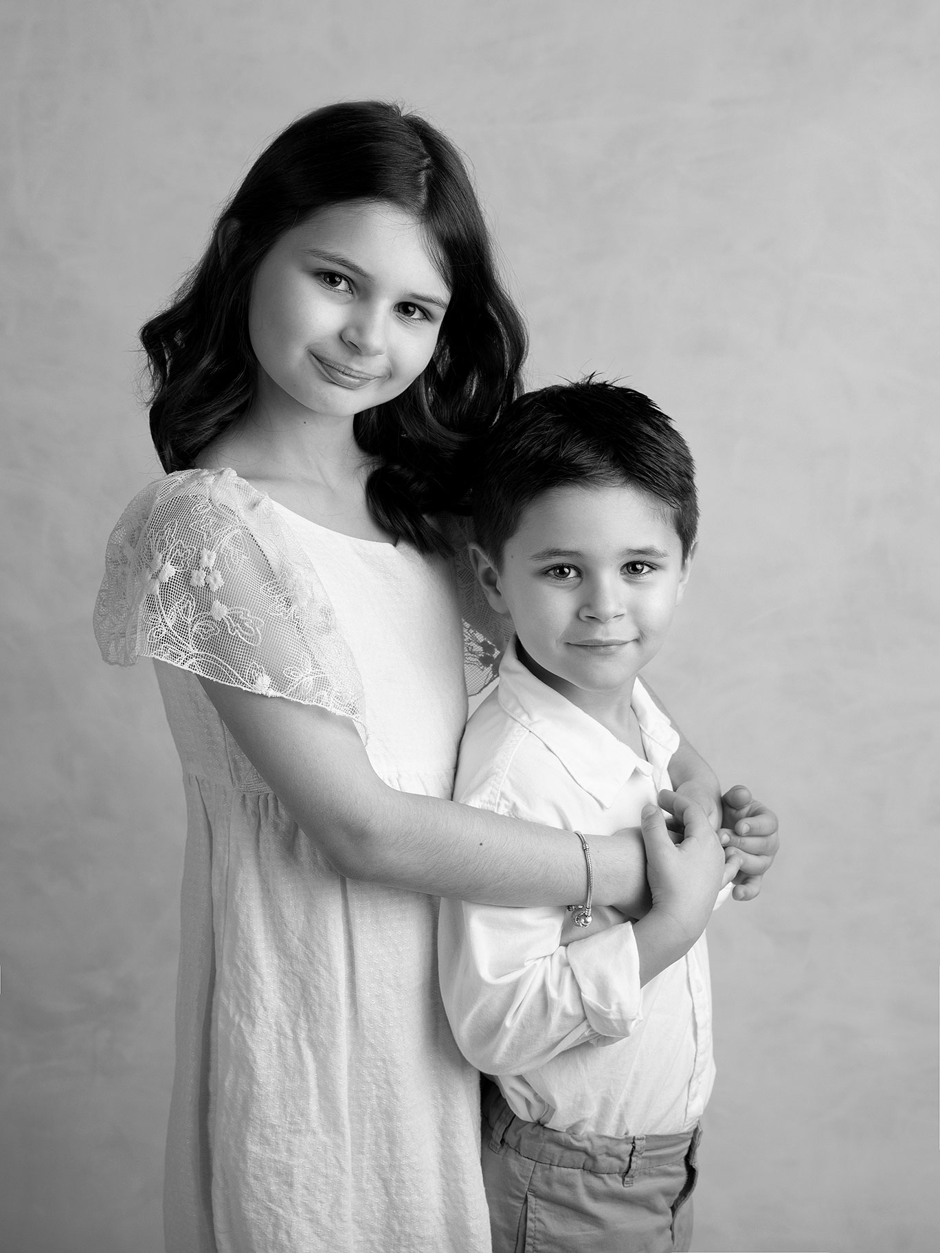 Två syskon blir fotograferade i studion i Malmö av fotograf Anna Arvidsson.