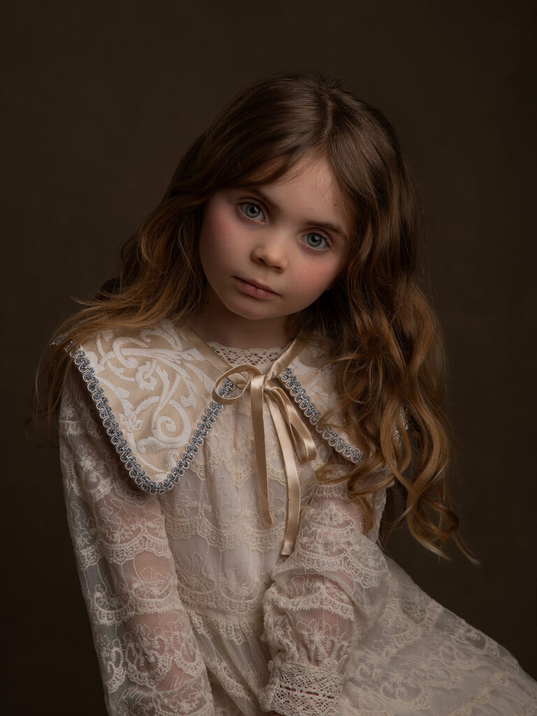 Konstnärligt barnporträtt taget i studio i Malmö.