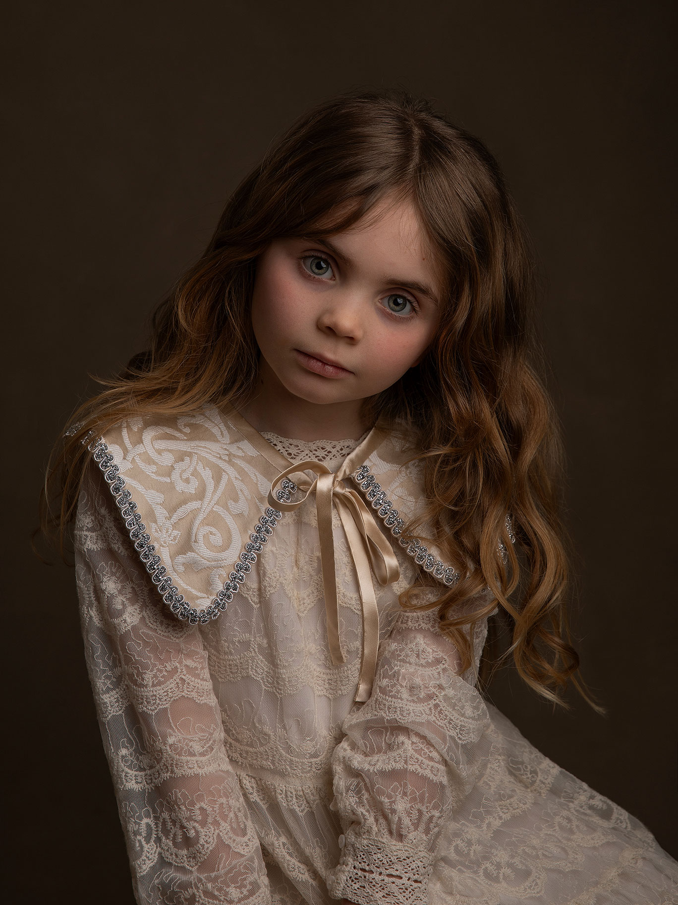 Flicka tittar fint mot kameran hos Fotograf Anna Arvidsson i Malmö, Skåne- en lite mer konstnärlig bild i fint ljus..