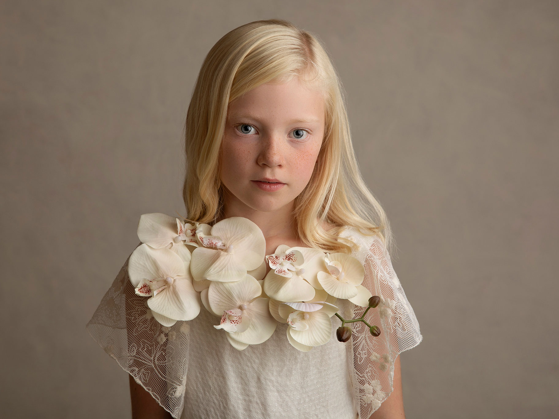 Barn med blommor runt halsen fotograferat av Anna Arvidsson.