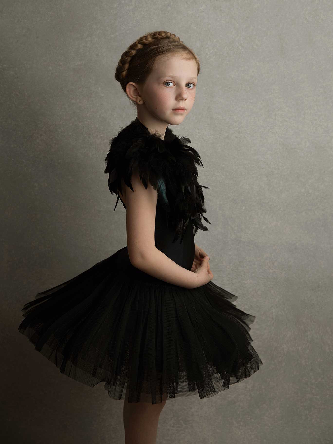 Drömsk bild av barn med balettklänning med fokus på ögon och ljus, tagen i Malmö-studio.