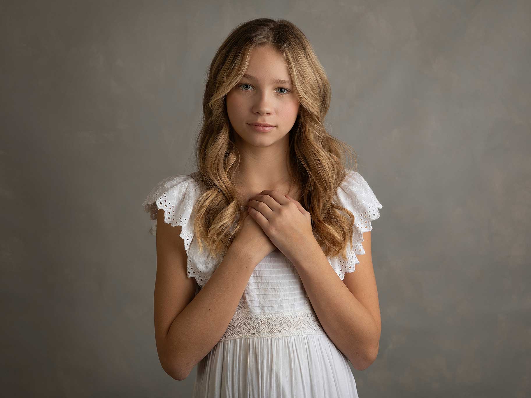 Enkelt barnporträtt taget i studion i Malmö.