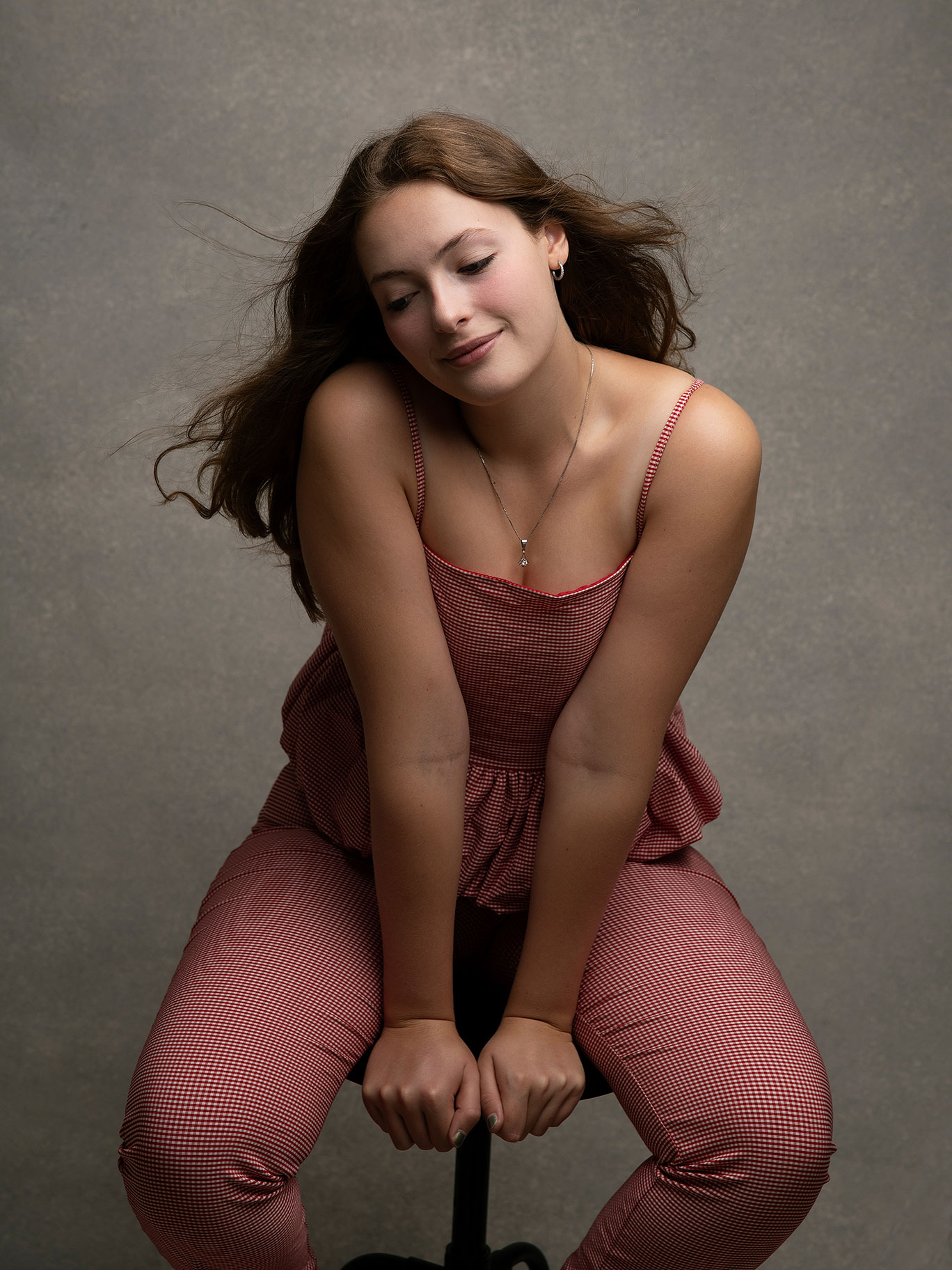 Konstnärligt porträtt med fokus på ljus och uttryck, i studio i Malmö.