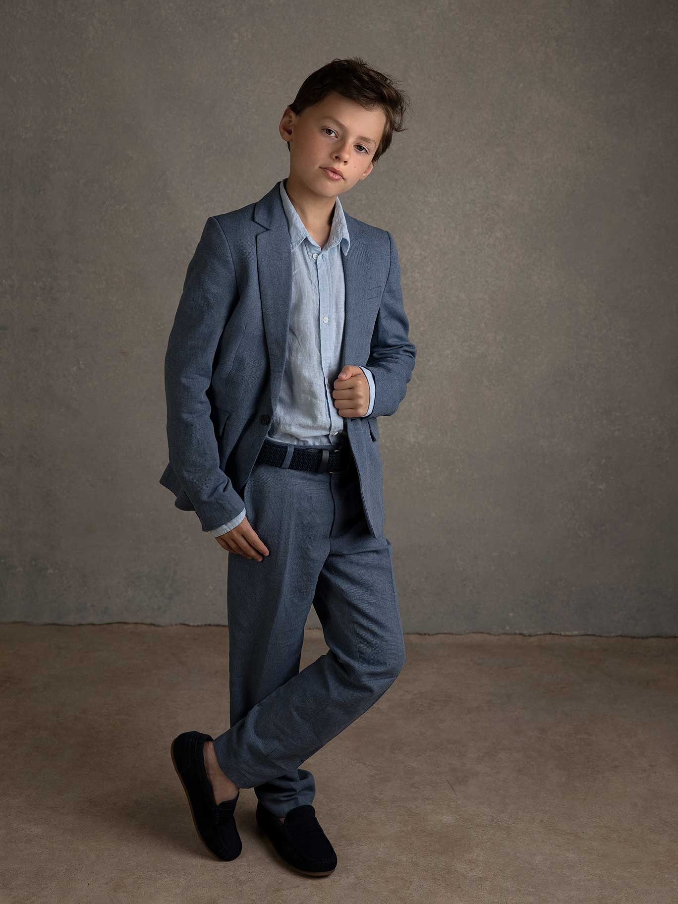 Barn i klassiskt porträttljus mot enkel fond, i konstnärlig stil.