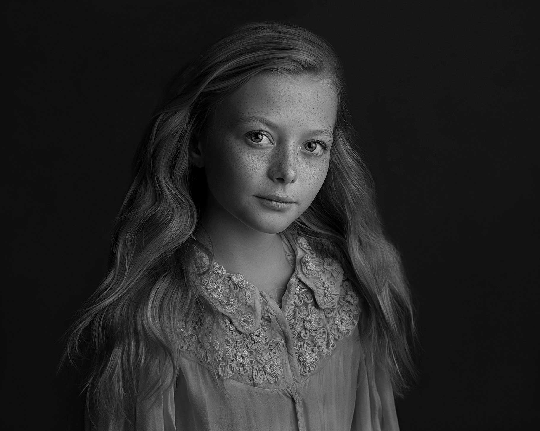 Konstnärligt porträtt av barn i mjukt ljus, fotograferat i studio i Malmö av Fotograf Anna Arvidsson.
