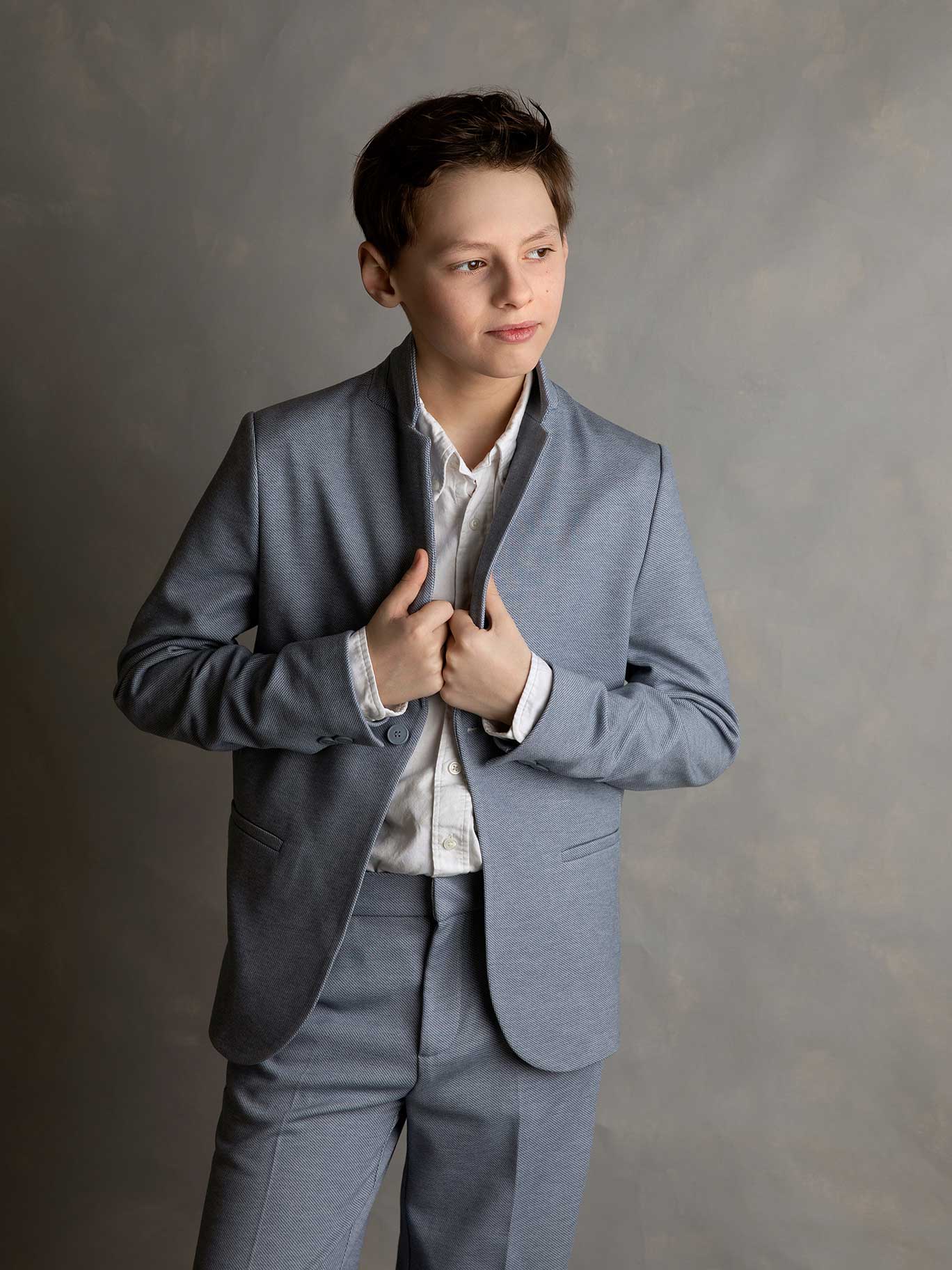 Barn i eftertänksam pose, fotograferat i konstnärlig stil i Malmö.