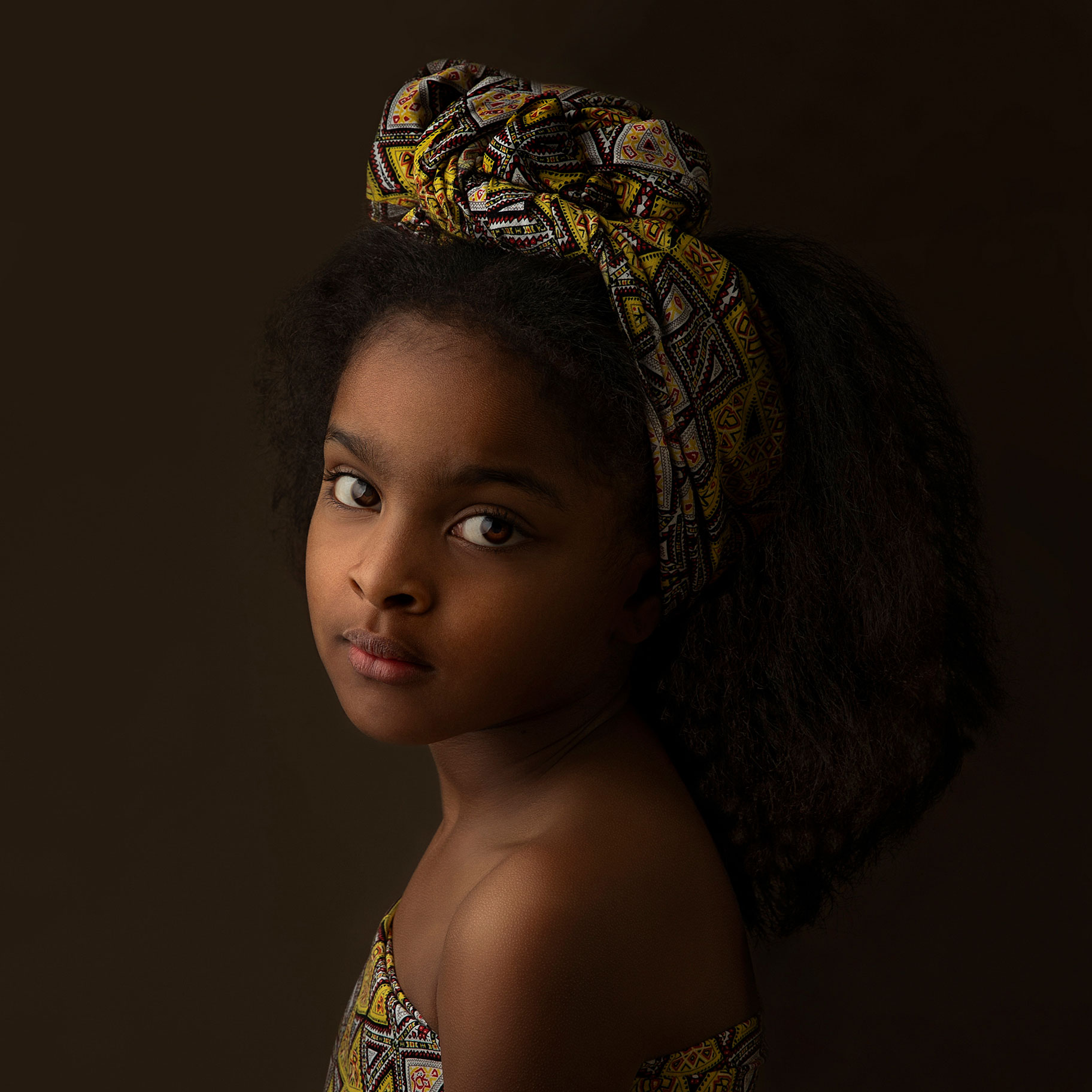 Naturligt och väldigt konstnärligt barnporträtt med tidlös känsla och mjuk ljussättning i studion i Malmö.