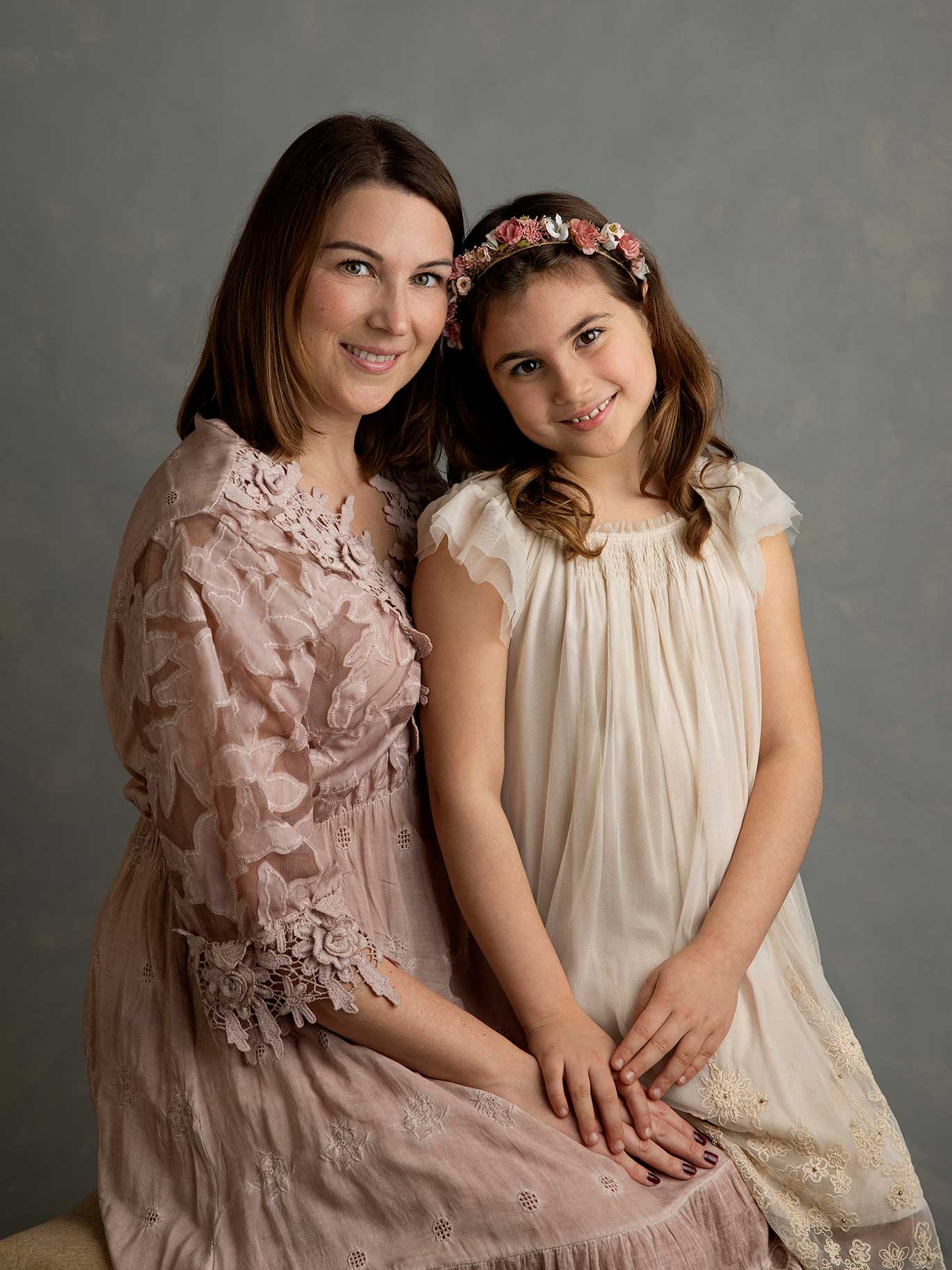 Mamma och dotter kramas under familjefotografering hos Fotograf Anna Arvidsson.