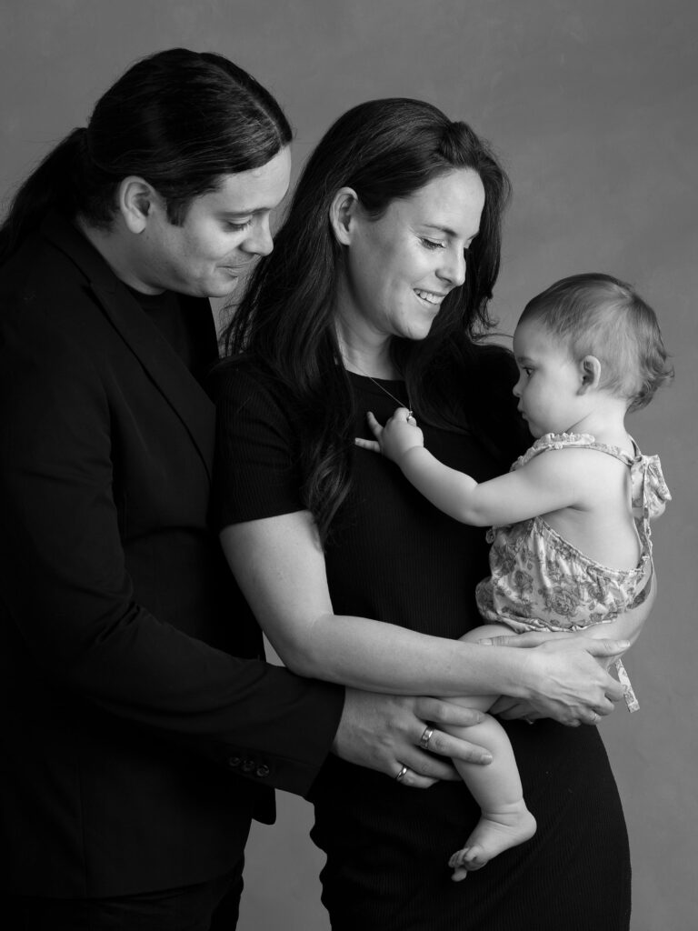 Familj blir fotograferad i studio i Malmö.