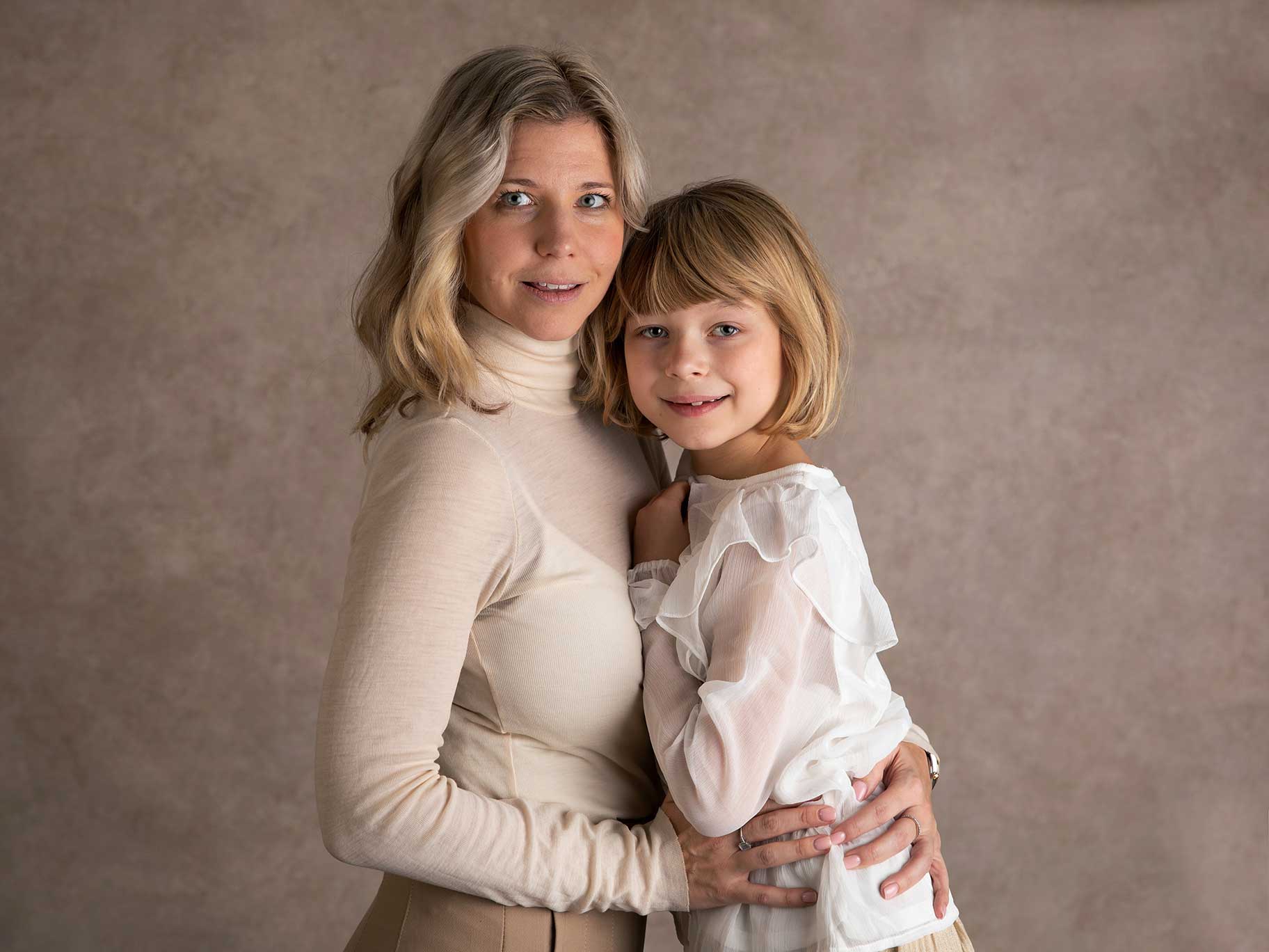 Mamma och dotter kramas under familjefotografering hos Fotograf Anna Arvidsson.
