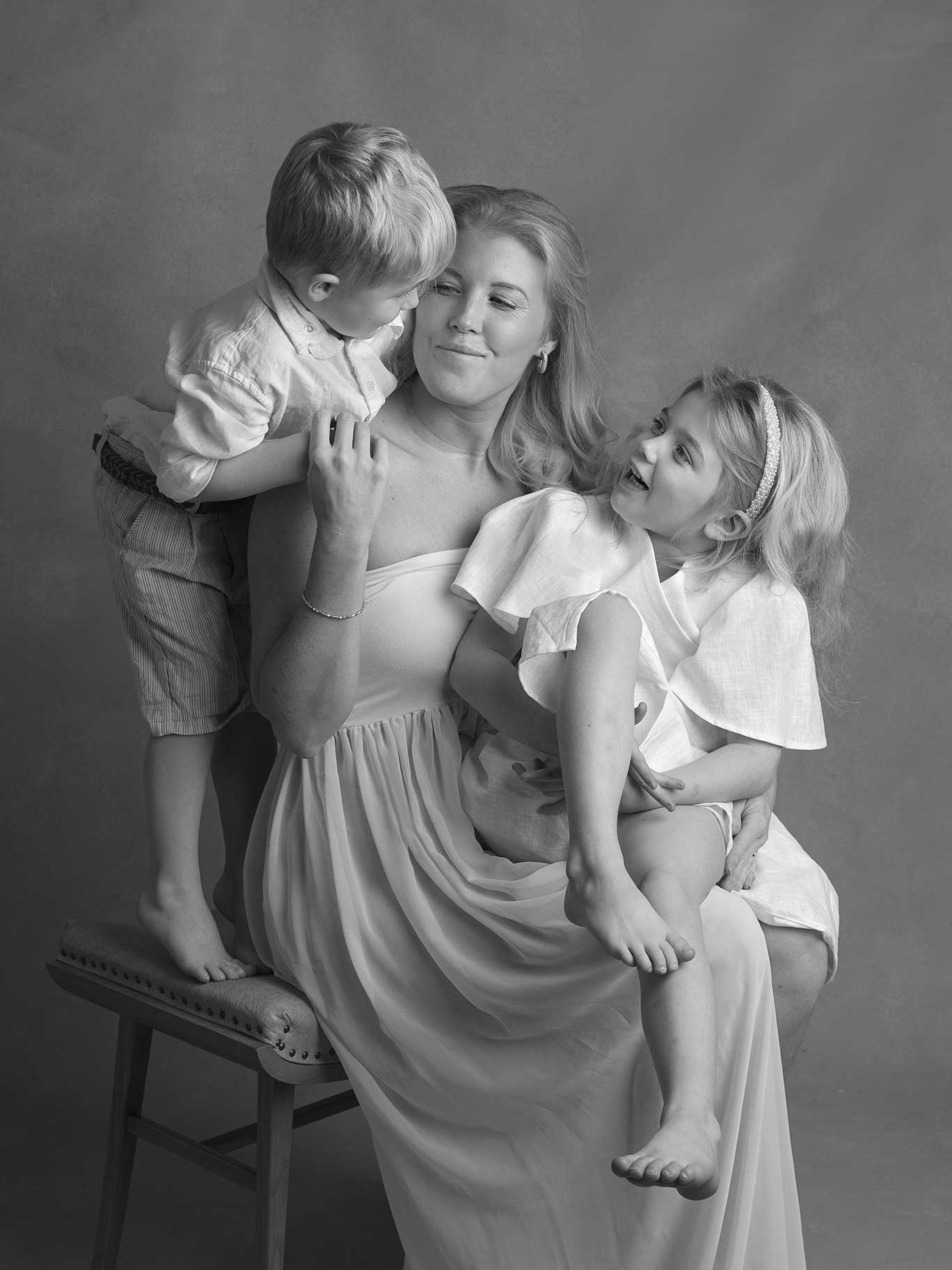 Mamma med två små barn busar under familjefotografering hos Fotograf Anna Arvidsson.