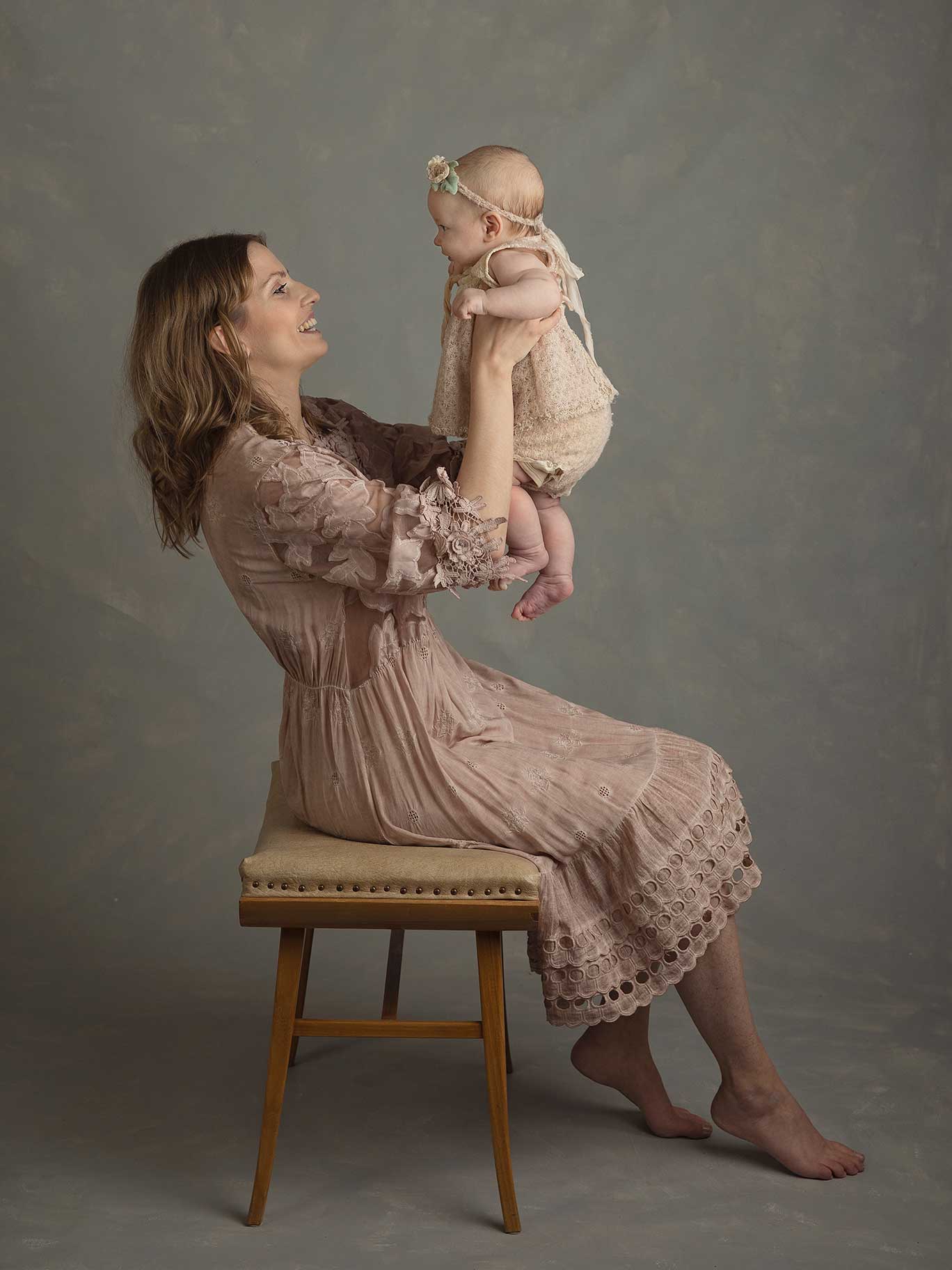 Mamma busar med sin baby i en fotostudio i Malmö.
