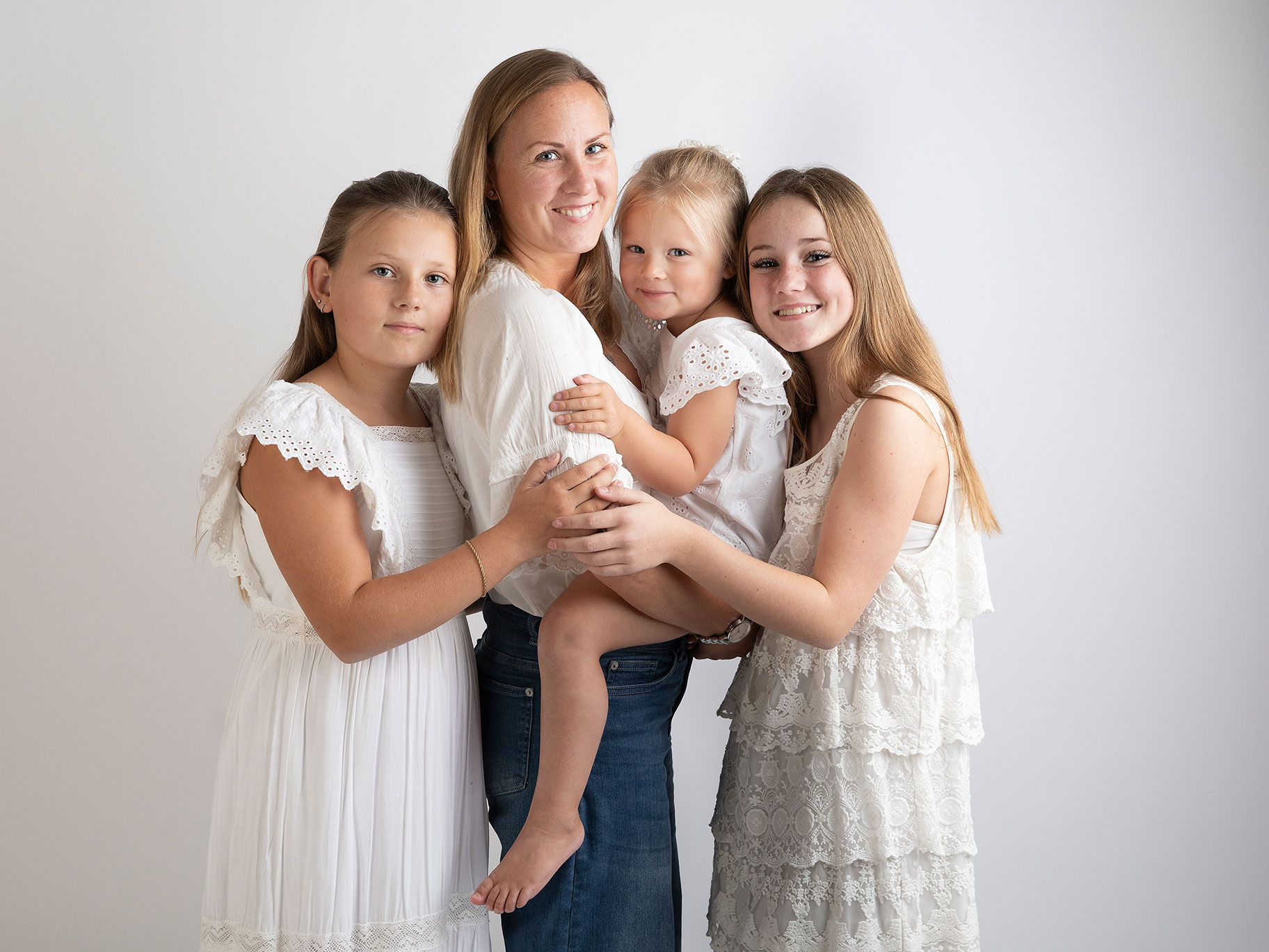 Underbar familjebild fångad med kameran i en studio i Malmö.