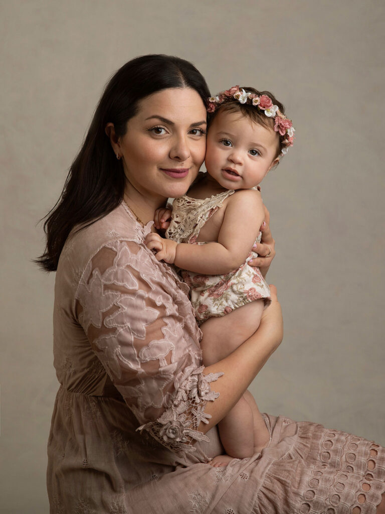 Mamma med sin lilla baby i famnen,