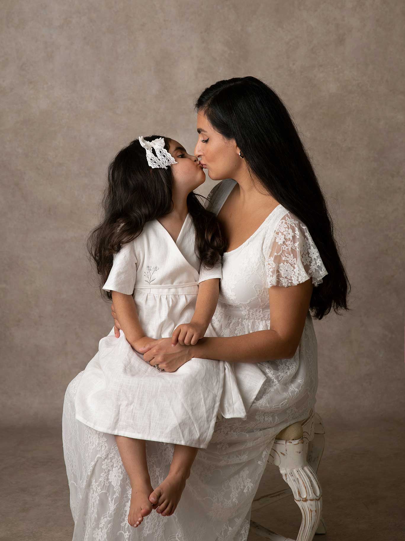 Mamma och dotter blir fotograferade i Malmö.