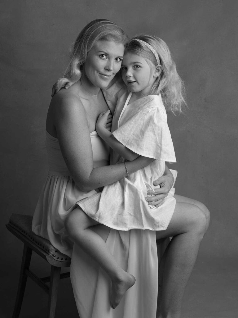 Vacker kontakt mellan fotografen och en mamma och sin dotter, fångat i en fotostudio i Malmö.