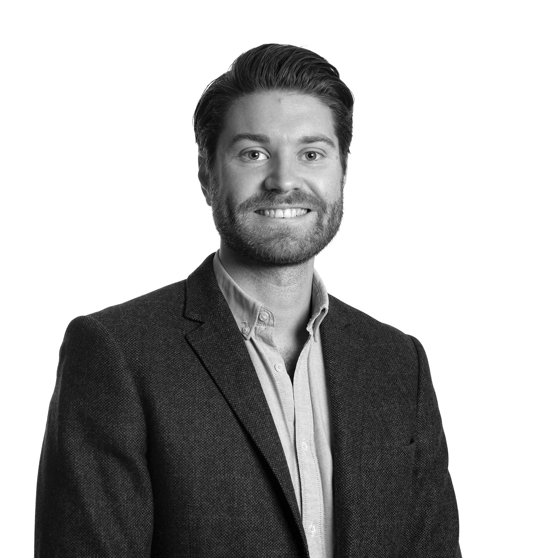 Man i skjorta och kavaj fotograferad för användning i CV och sociala medier, i Malmö.