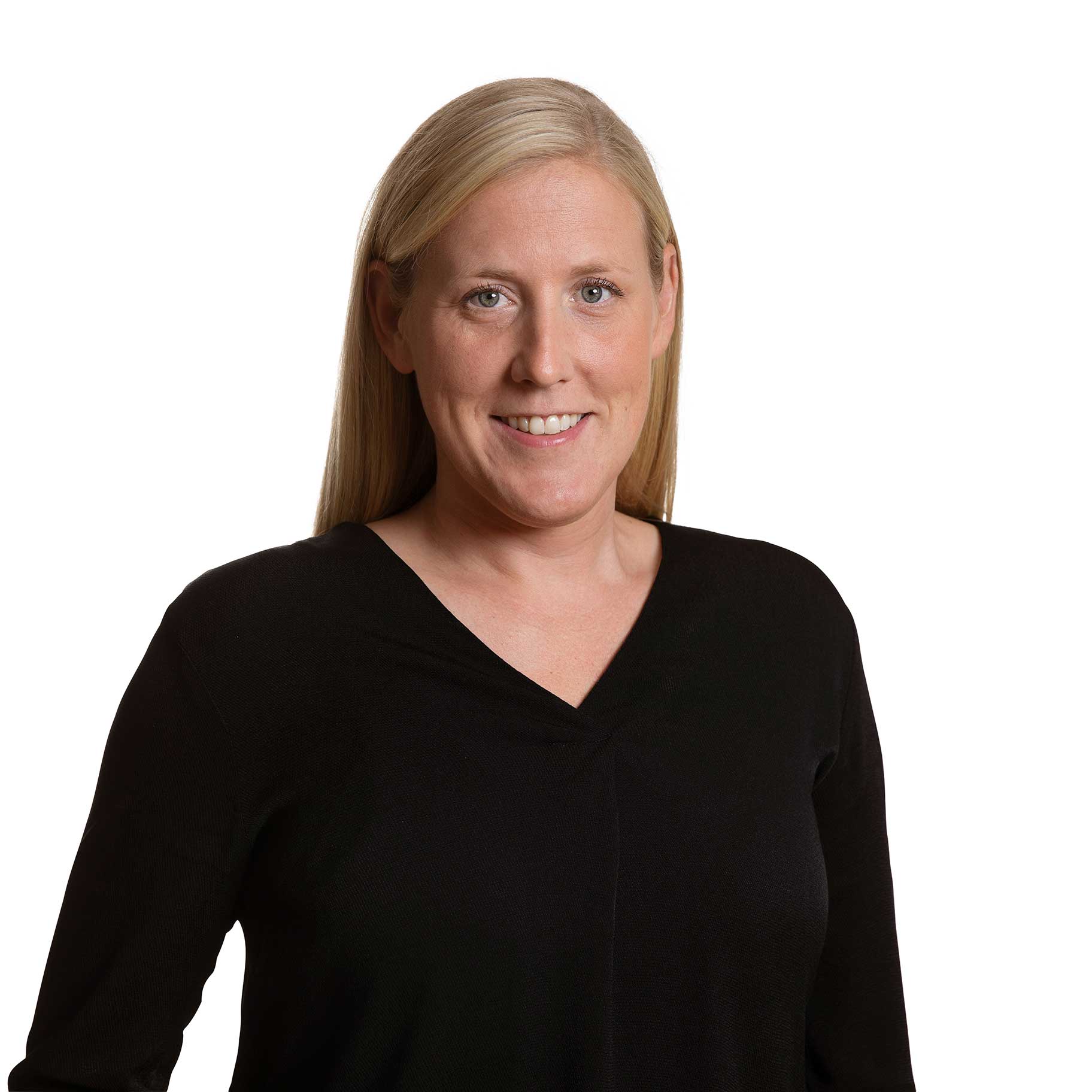 Naturligt porträtt med vit bakgrund med fokus på personlighet och tryggt uttryck, taget i studio.