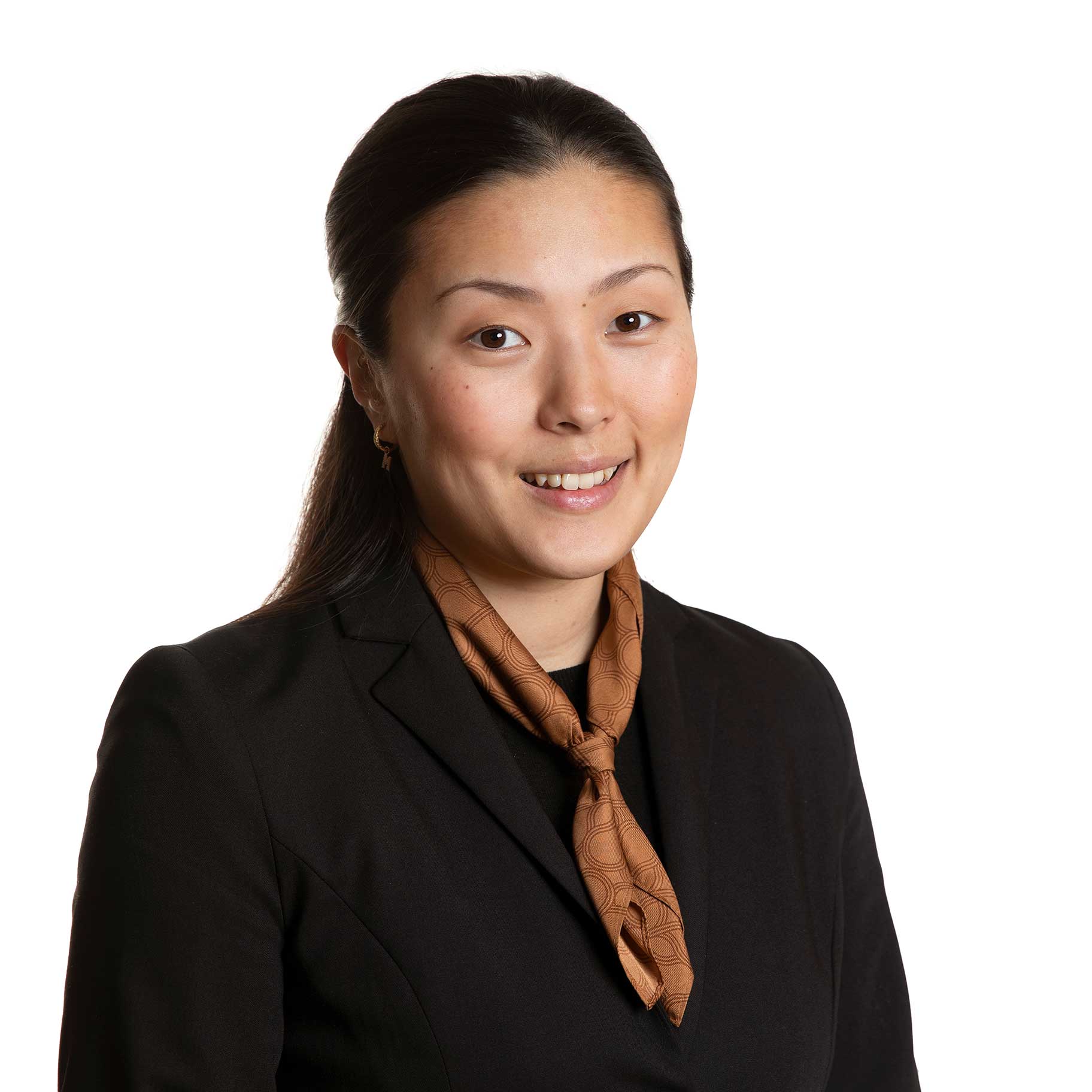 Porträtt av affärskvinna med naturlig ljussättning, fotograferat i studio för CV-användning.