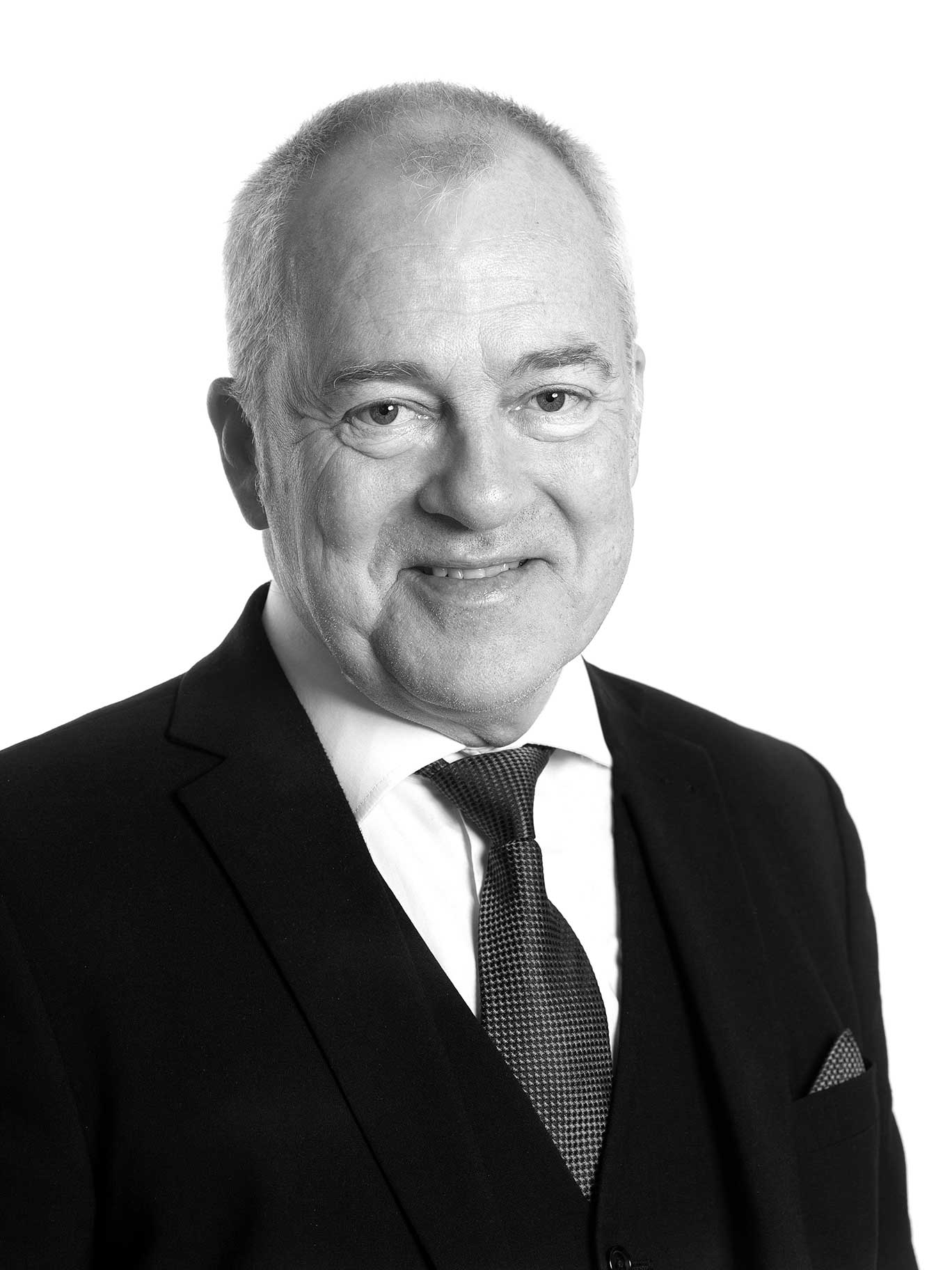 Affärsporträtt med vit bakgrund, anpassat för LinkedIn och företagswebb.