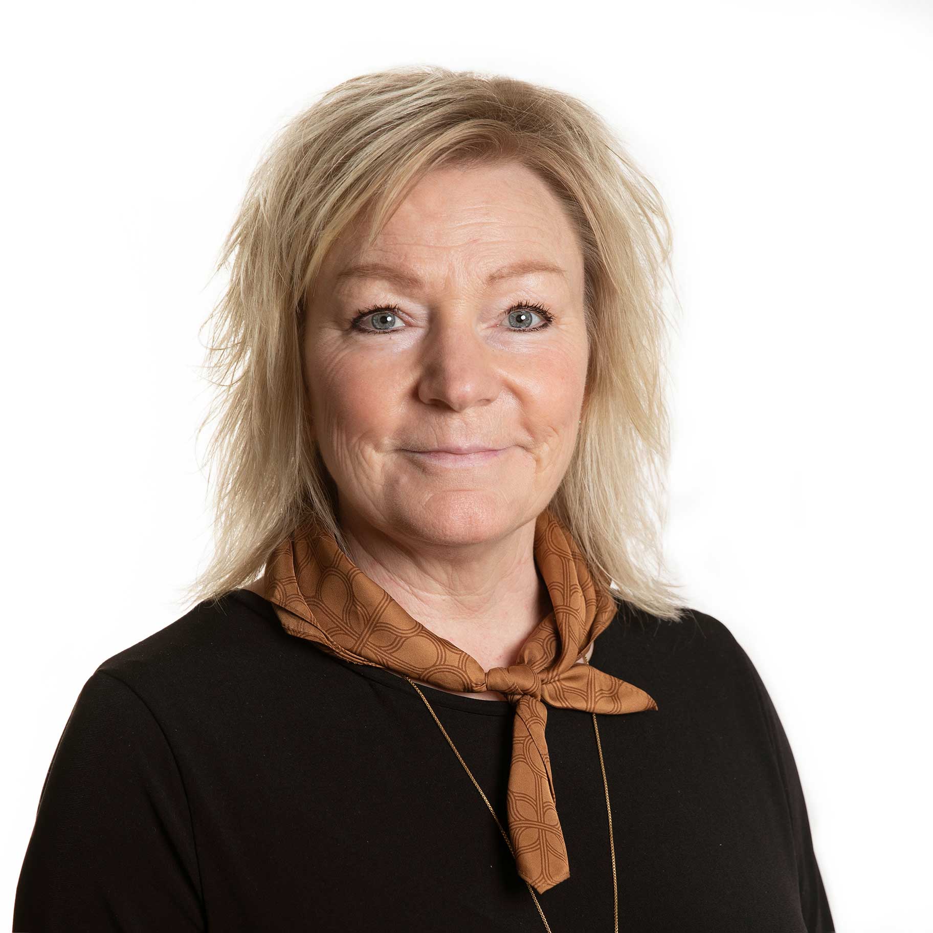 Företagsporträtt i ljus, ren stil med mjuk bakgrund, fotograferat i Malmö.