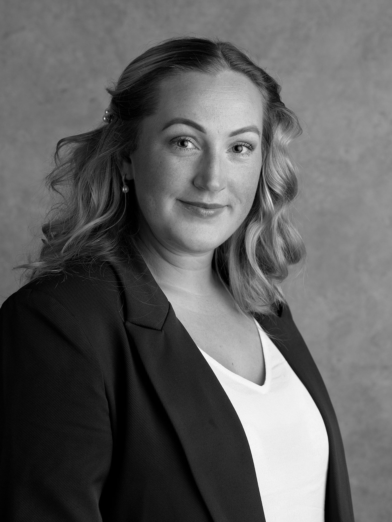 Professionell porträttbild för LinkedIn, tagen i Malmö-studio i svartvitt.