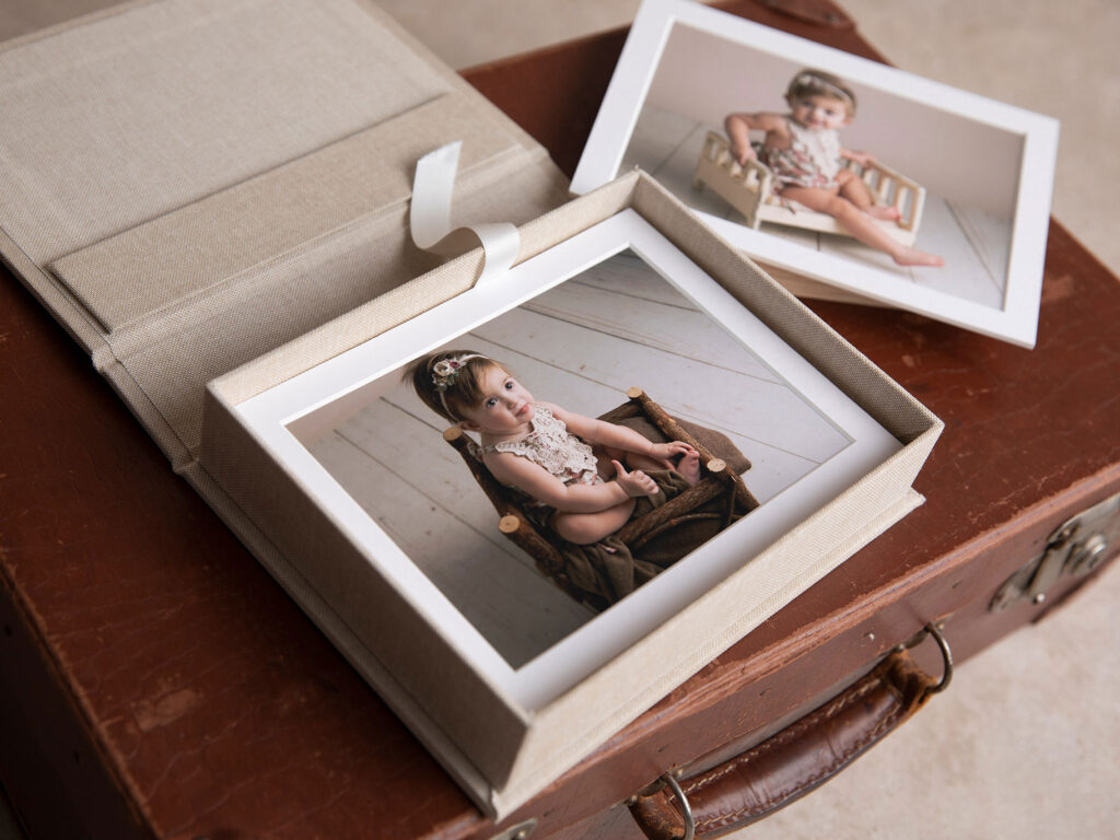 Bilder i en vacker box från en barnfotografering i Malmö hos Anna Arvidsson.