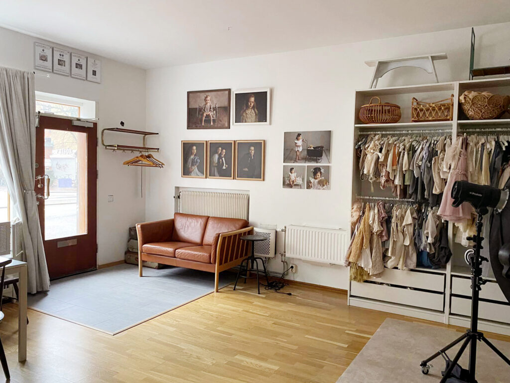 Fotostudio med foton på väggarna i centrala Malmö där Anna Arvidsson jobbar.