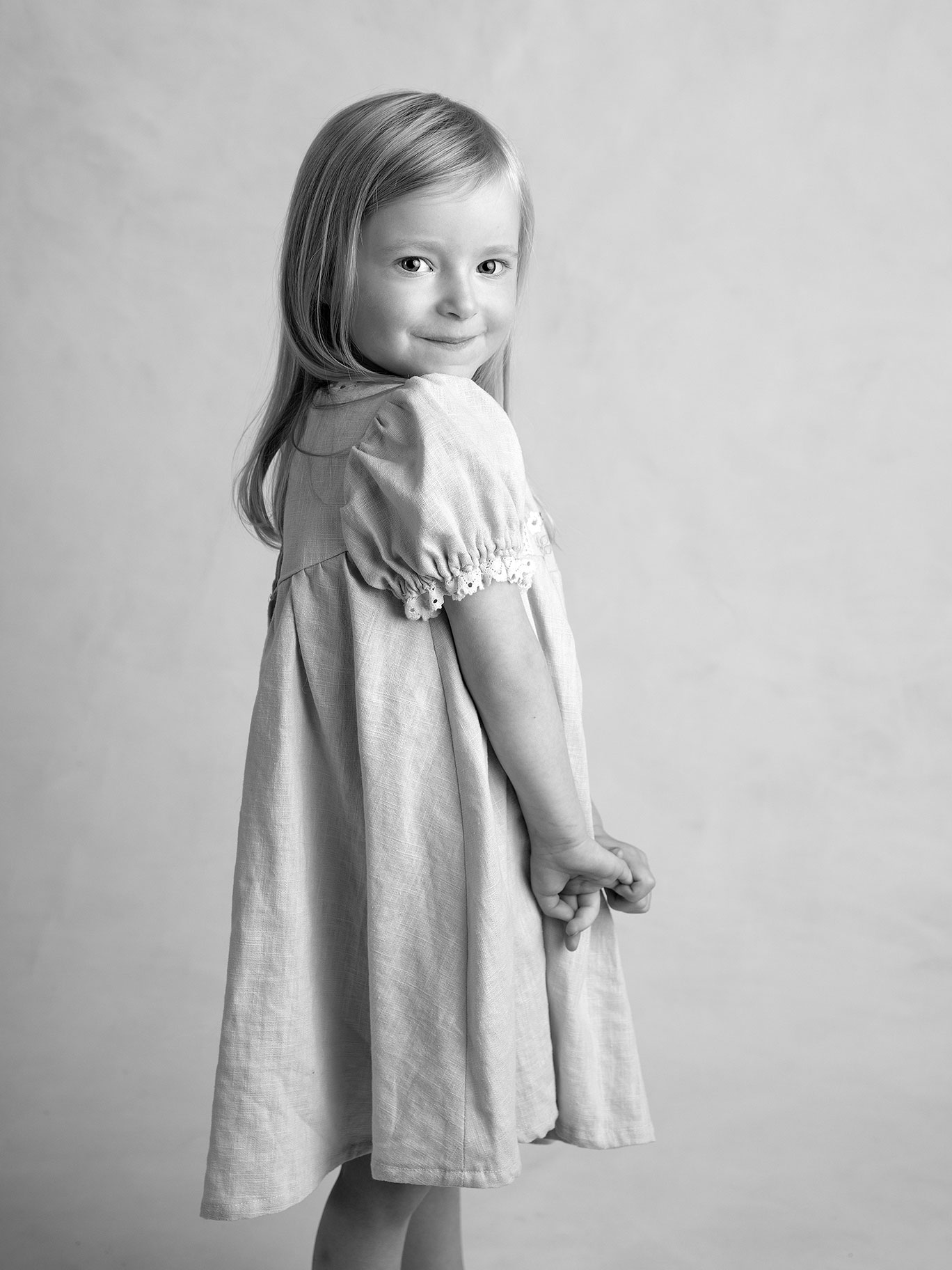 Flicka ler mot kameran hos Fotograf Anna Arvidsson i Malmö, Skåne.