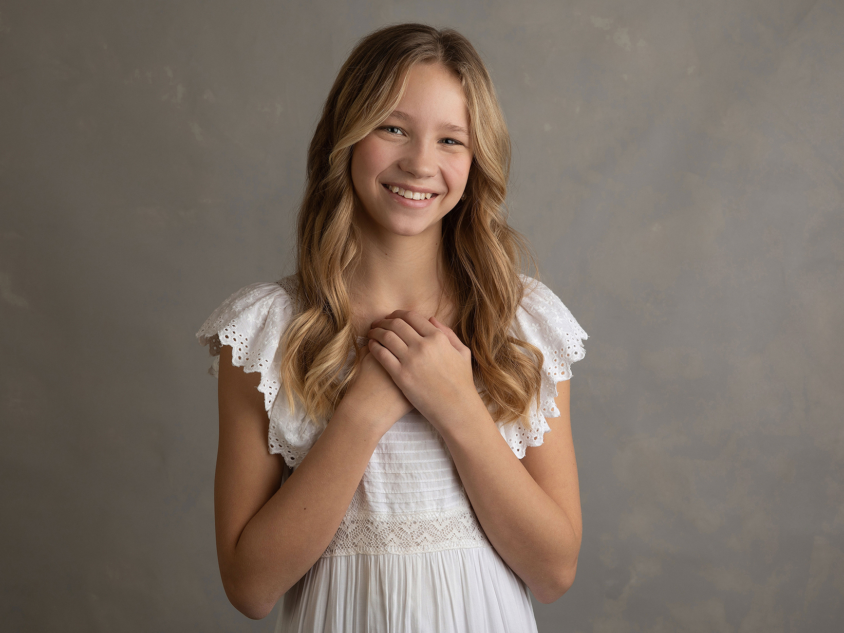 Fin bild på flicka som verkar tycka om att bli fotograferad av Anna Arvidsson, familjefotograf i Malmö, Skåne.